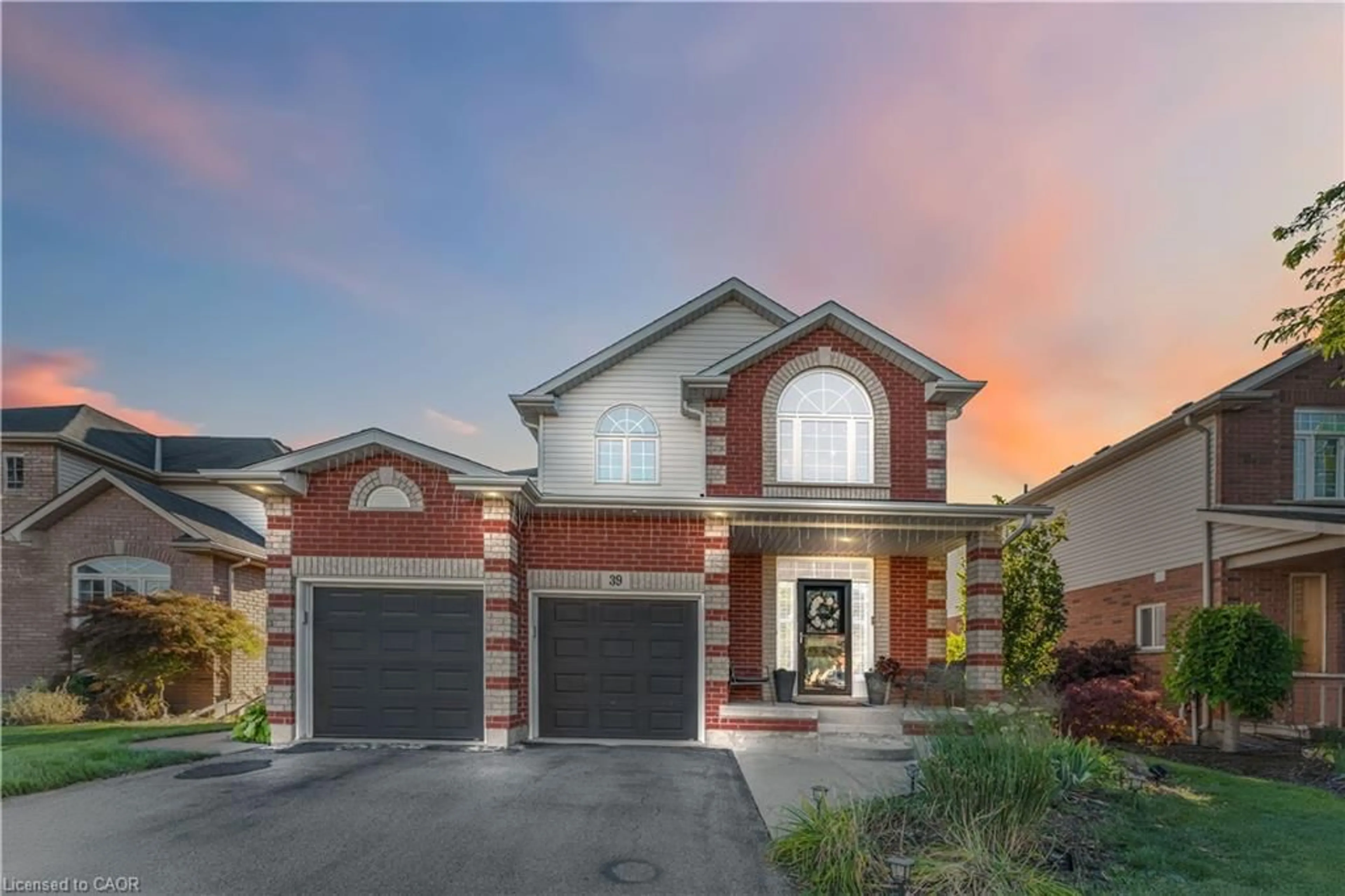 Home with brick exterior material, street for 39 Honey Locust Cir, Thorold Ontario L2V 5E3