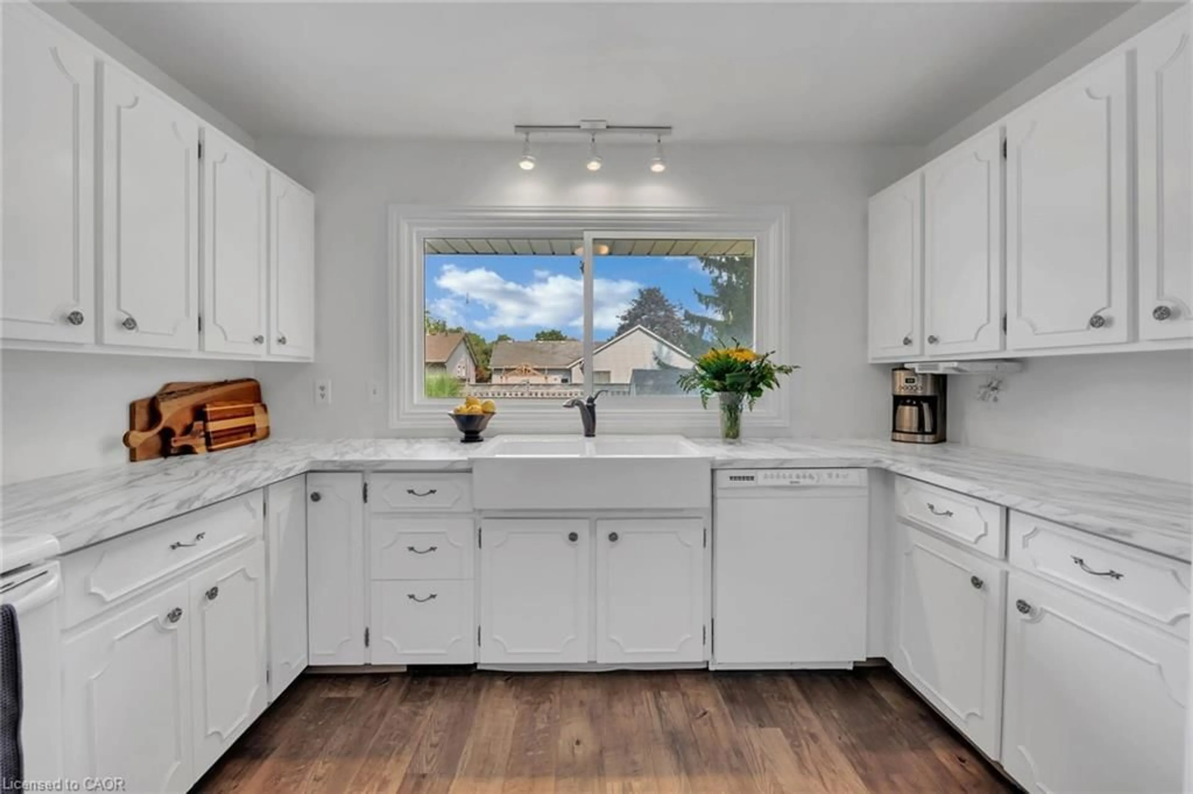Open concept kitchen, ceramic/tile floor for 325 Brookfield Blvd, Dunnville Ontario N1A 1L7