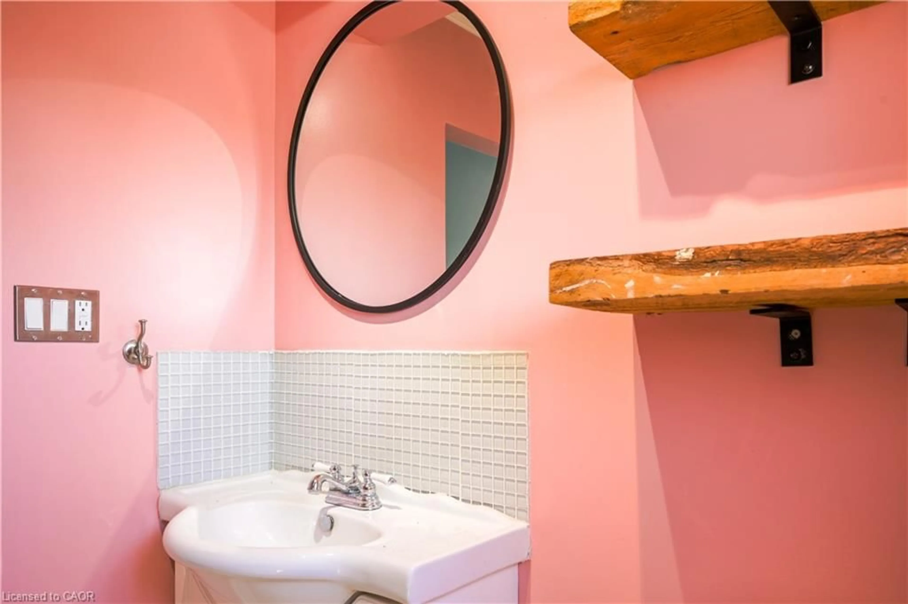 Standard bathroom, ceramic/tile floor for 73 Brock St, Woodstock Ontario N4S 3B7