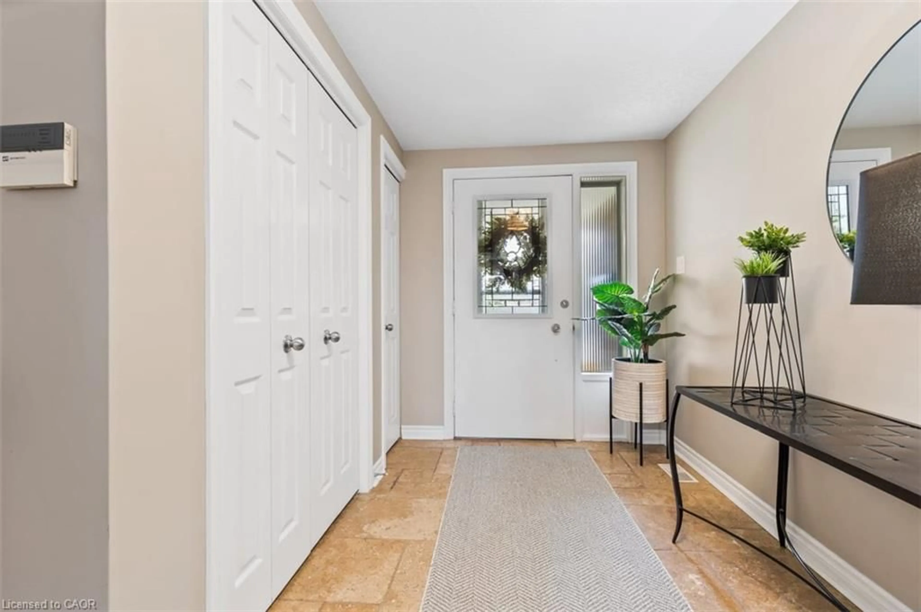 Indoor entryway for 41 Inwood Dr, Kitchener Ontario N2M 2Y9