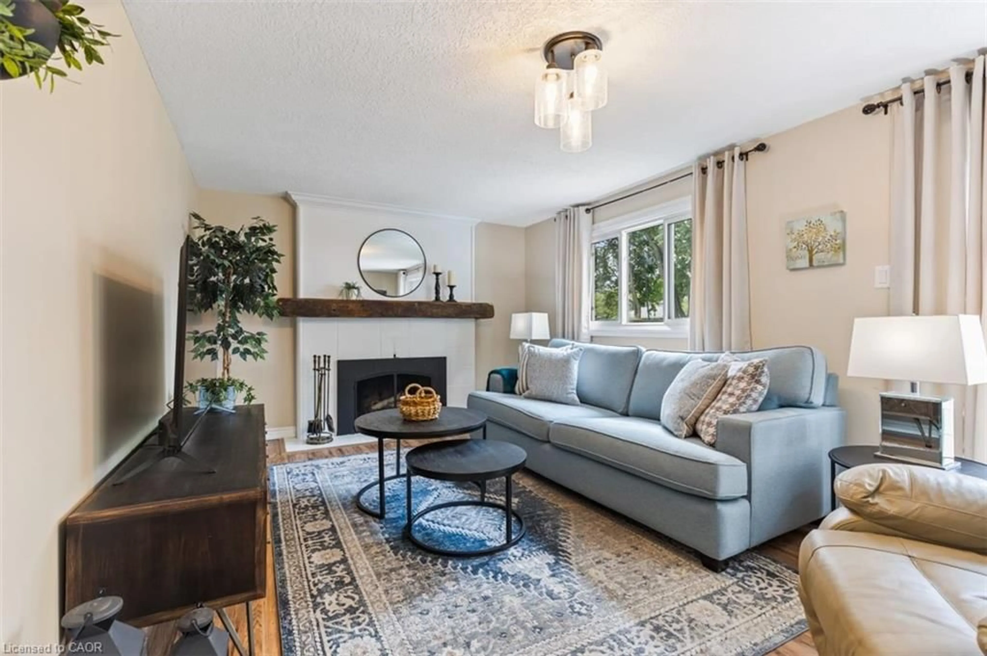 Living room with furniture, unknown for 41 Inwood Dr, Kitchener Ontario N2M 2Y9