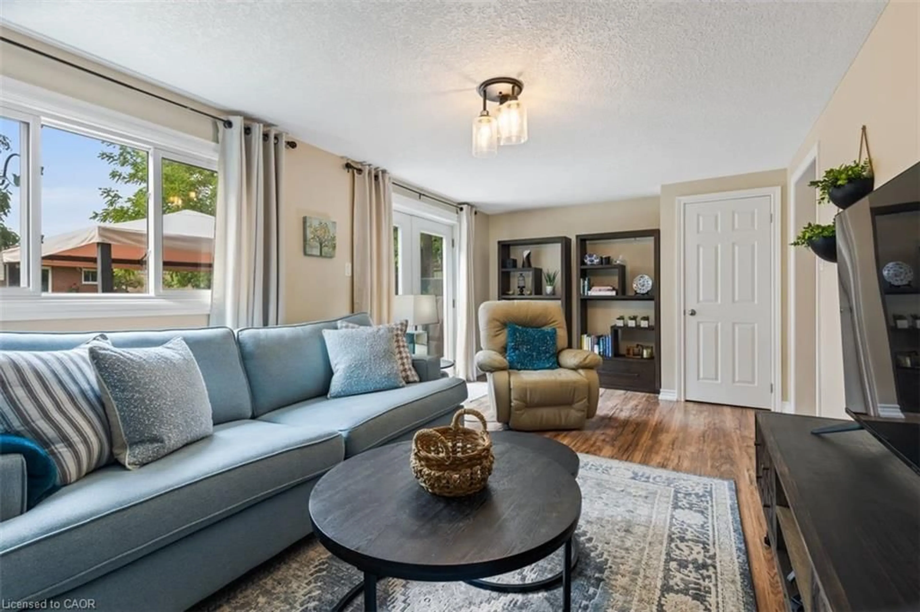 Living room with furniture, unknown for 41 Inwood Dr, Kitchener Ontario N2M 2Y9