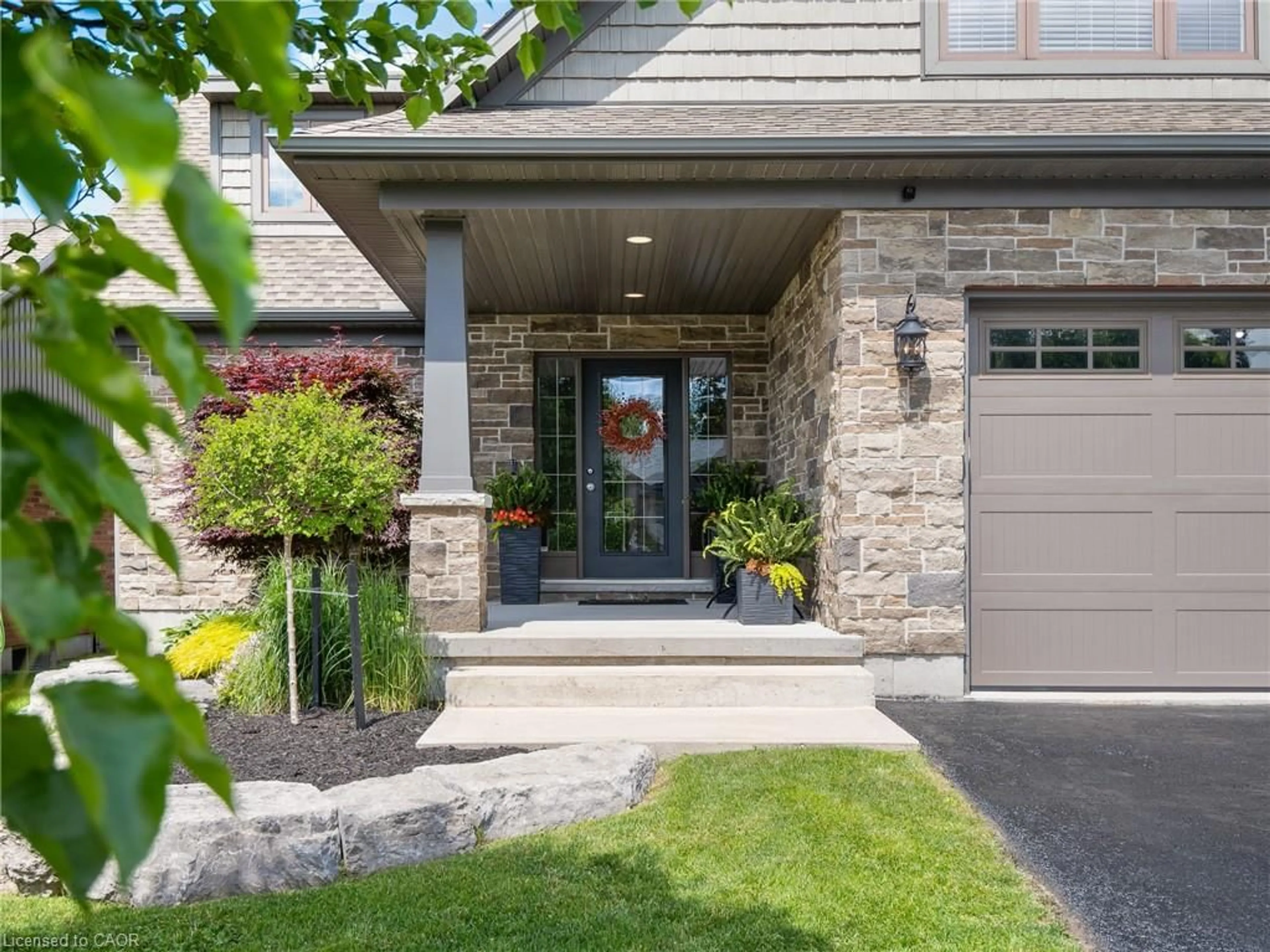 Indoor entryway for 112 Ruby's Cres, Mount Forest Ontario N0G 2L2