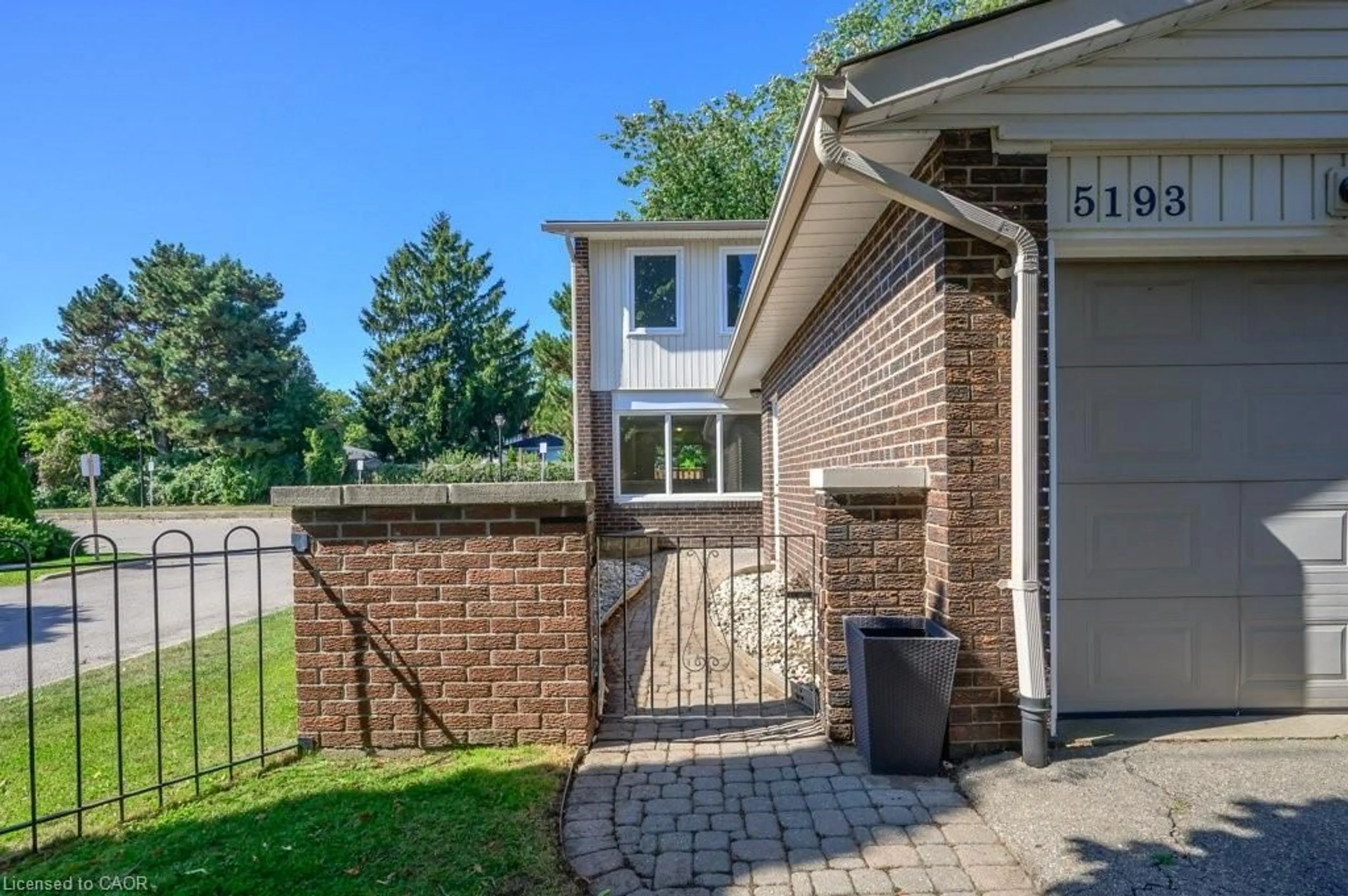 Patio, street for 5193 Banting Crt, Burlington Ontario L7L 2Z4