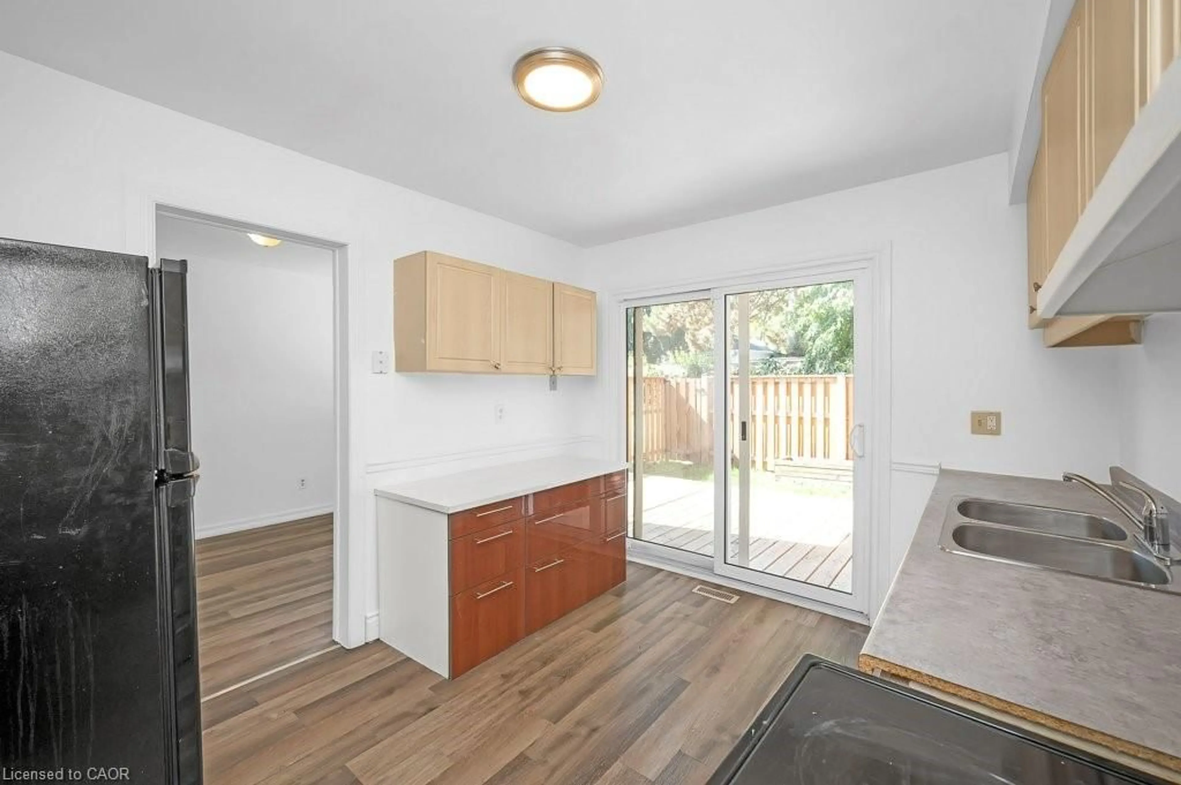 Standard kitchen, wood/laminate floor for 5193 Banting Crt, Burlington Ontario L7L 2Z4
