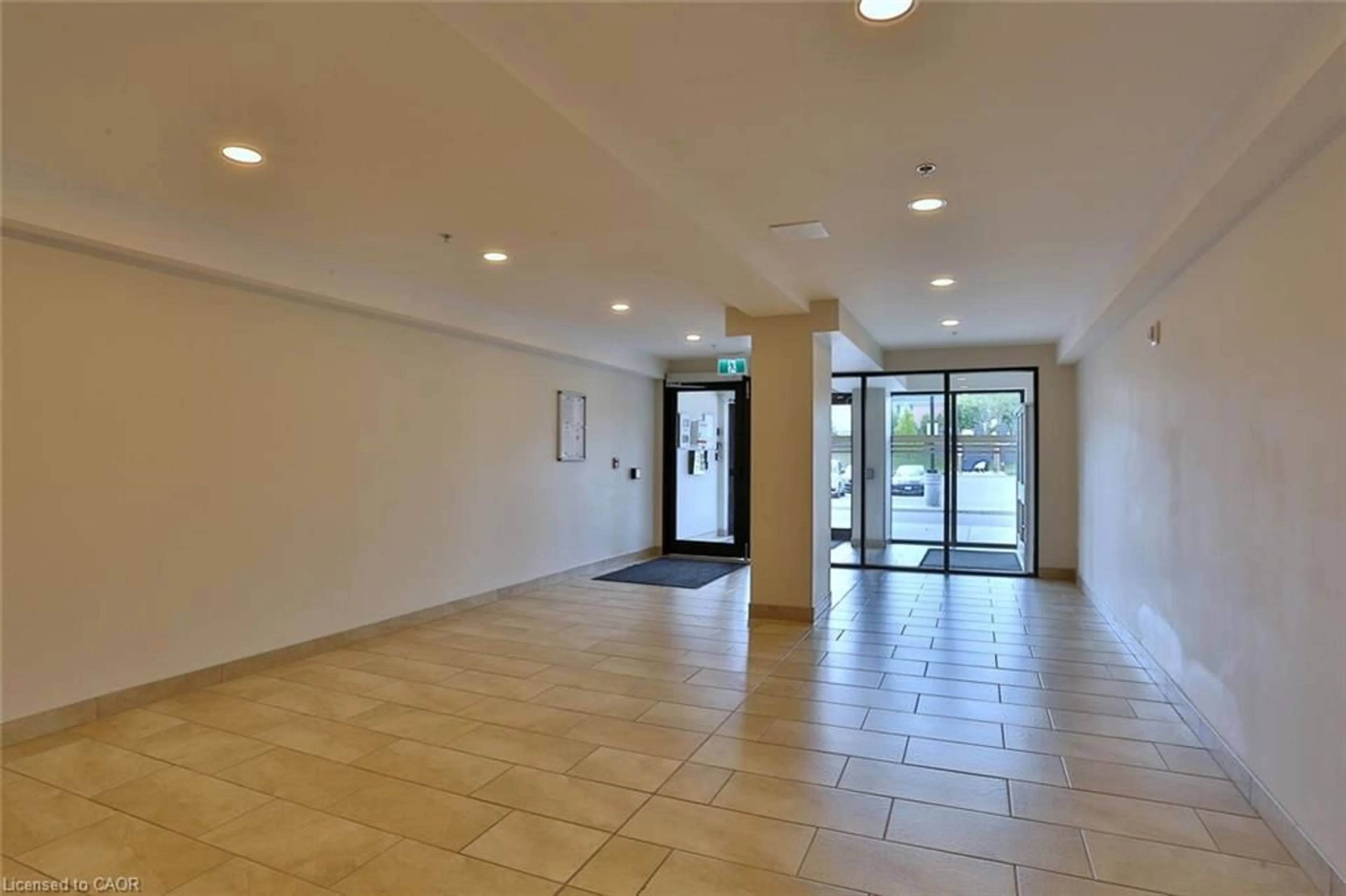 Indoor foyer for 5 Wake Robin Dr #118, Kitchener Ontario N2E 0H6