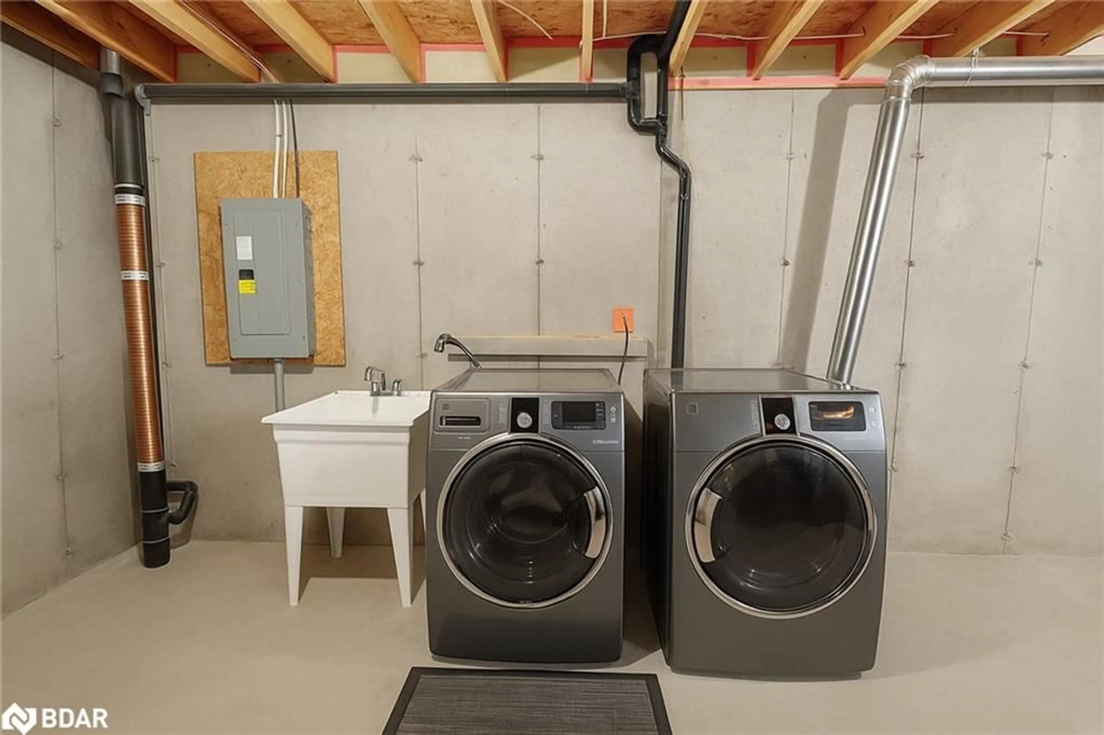 Laundry room for 1491 Plains St, Burlington Ontario L7T 4H1