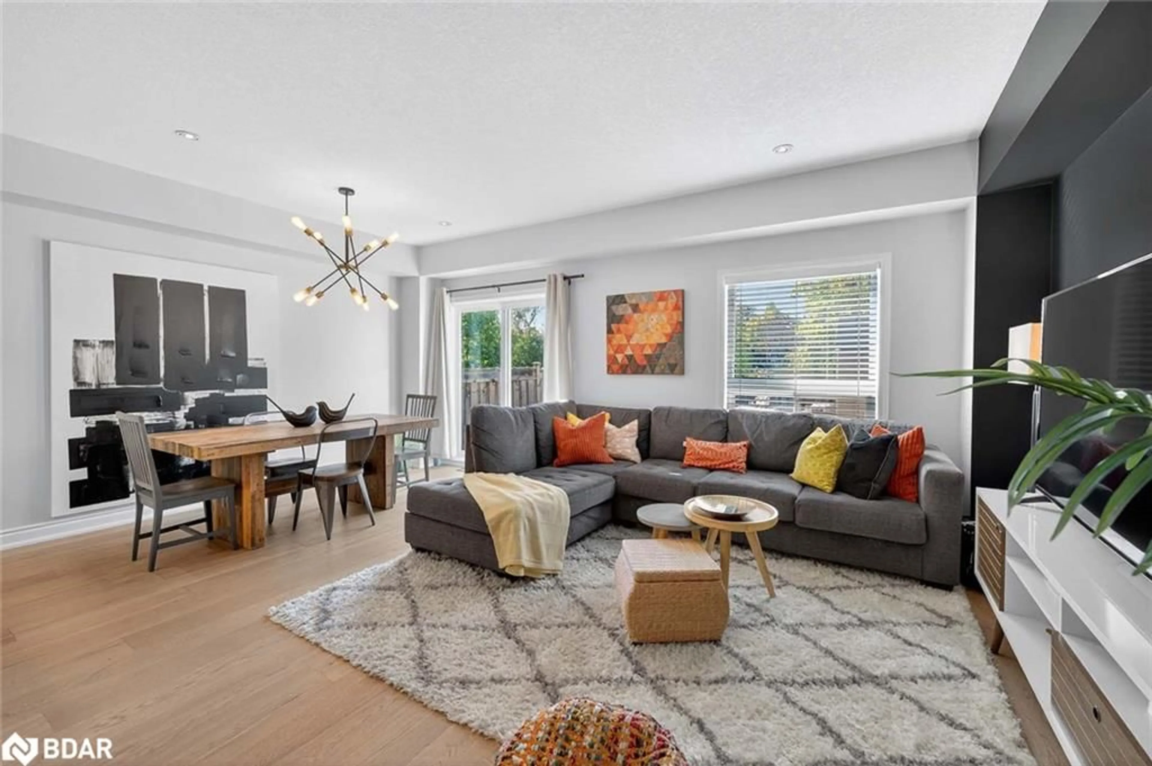 Living room with furniture, unknown for 1491 Plains St, Burlington Ontario L7T 4H1