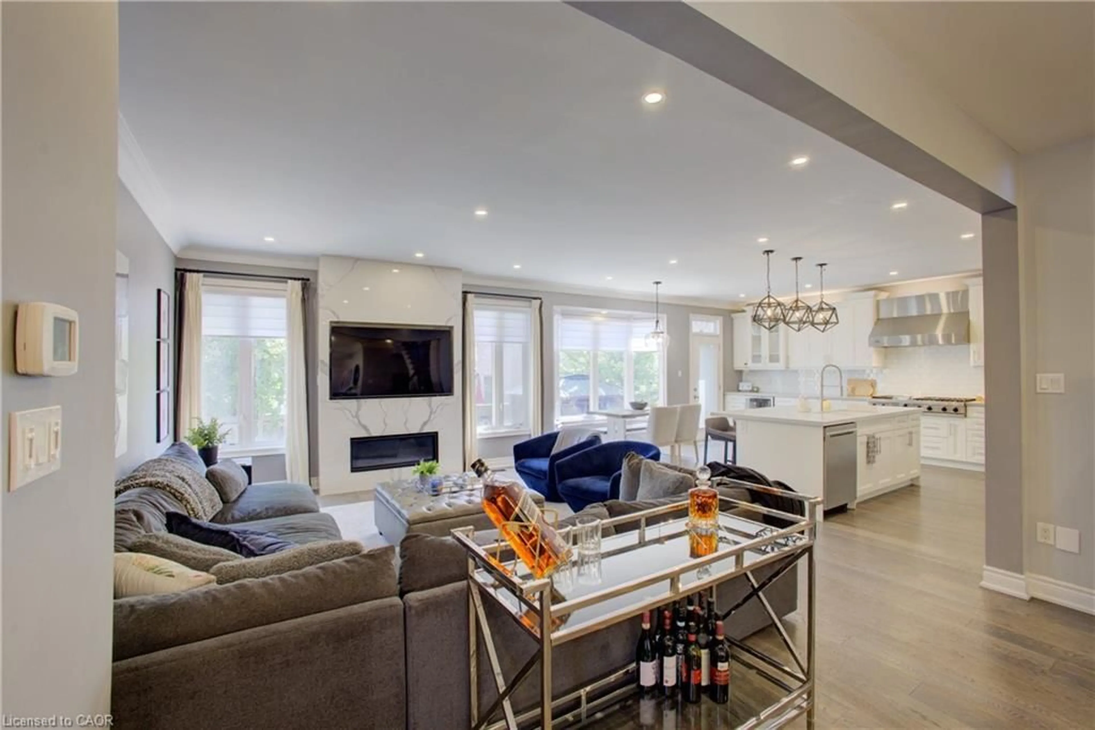 Living room with furniture, ceramic/tile floor for 21 Prevost Crt, Woodbridge-Vaughan Ontario L4H 0W3