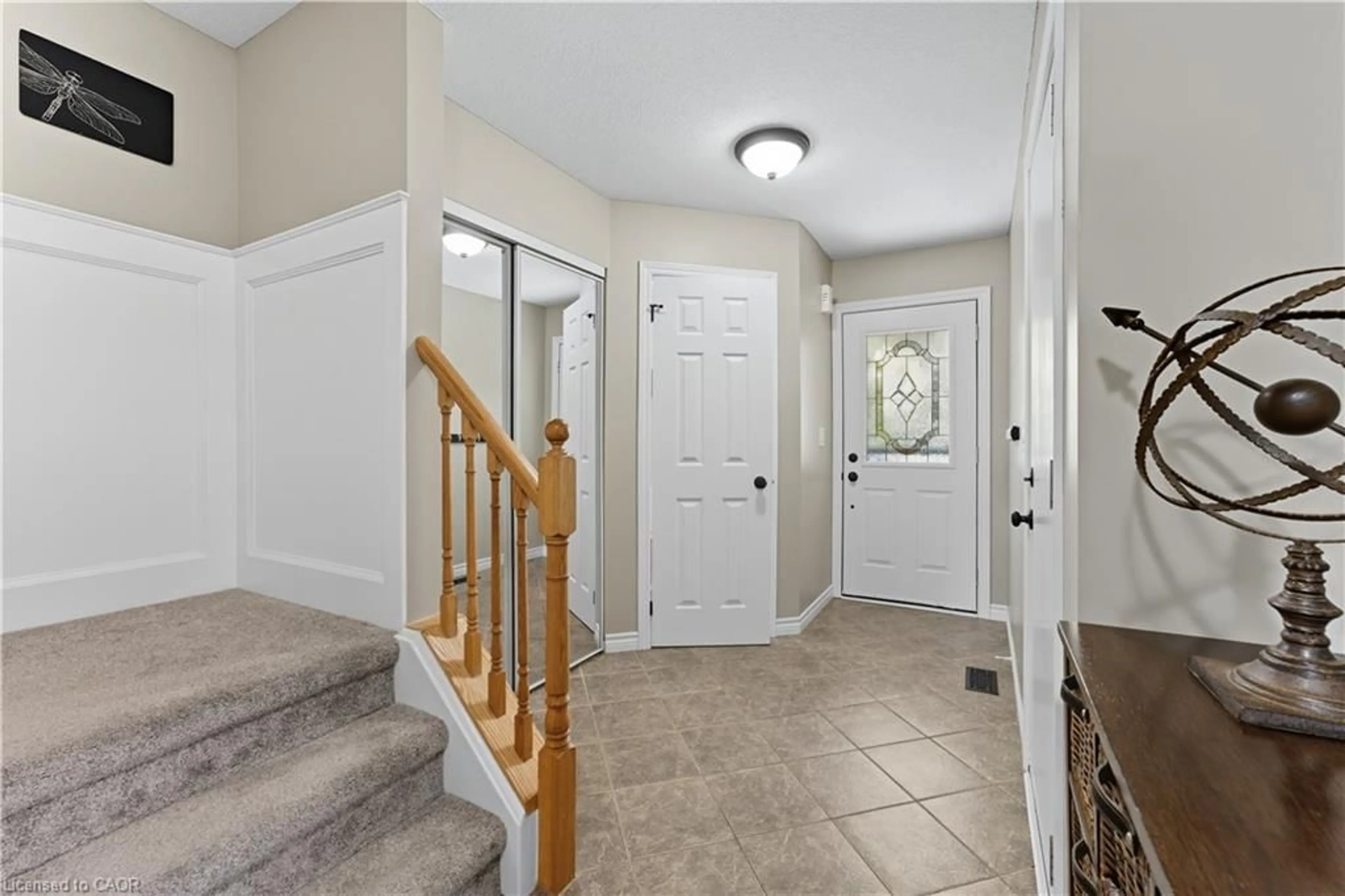 Indoor entryway for 202 Hilltop Dr, Ayr Ontario N0B 1E0