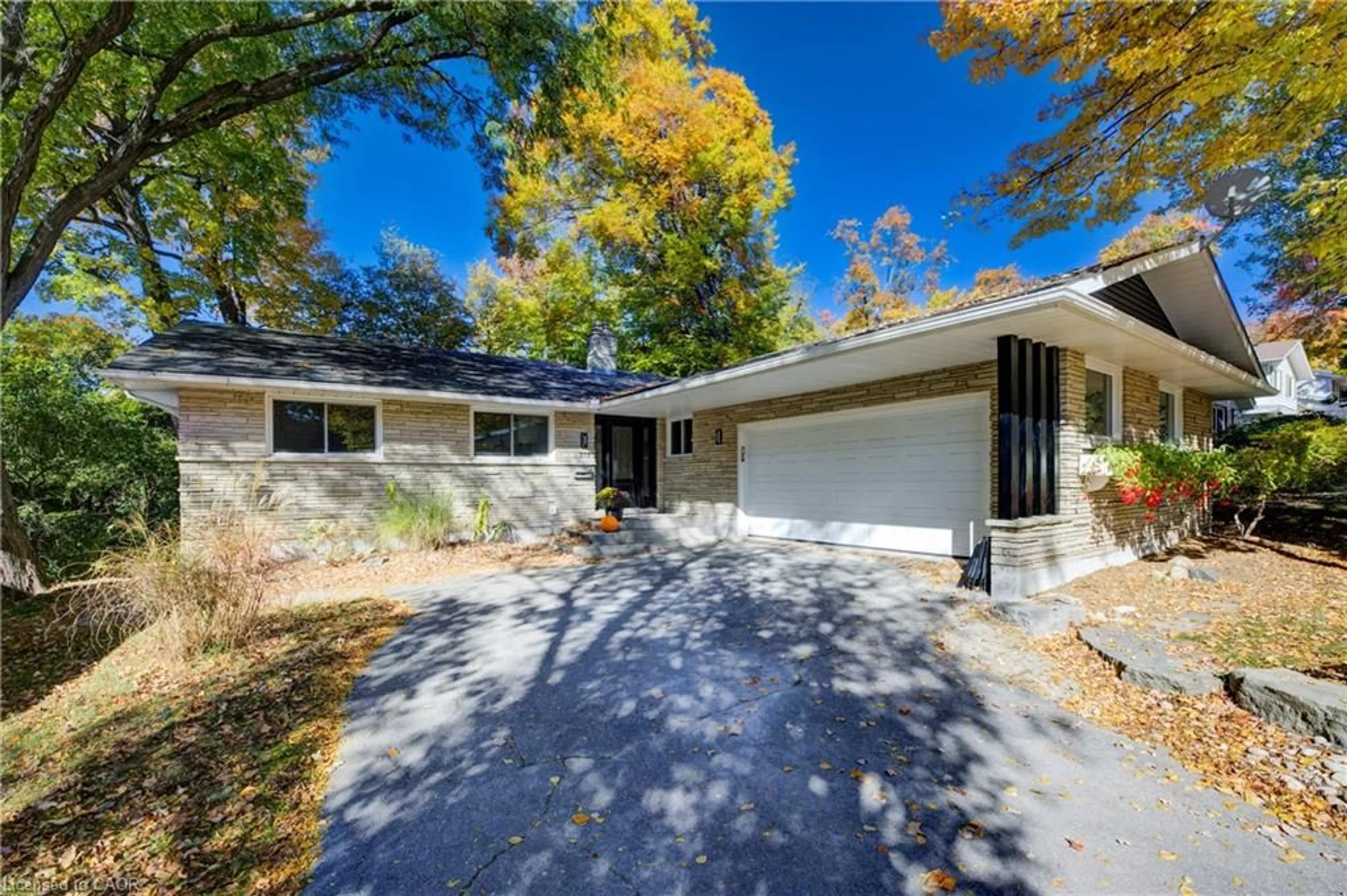 Home with vinyl exterior material, street for 279 Ferndale Pl, Waterloo Ontario N2J 3X8