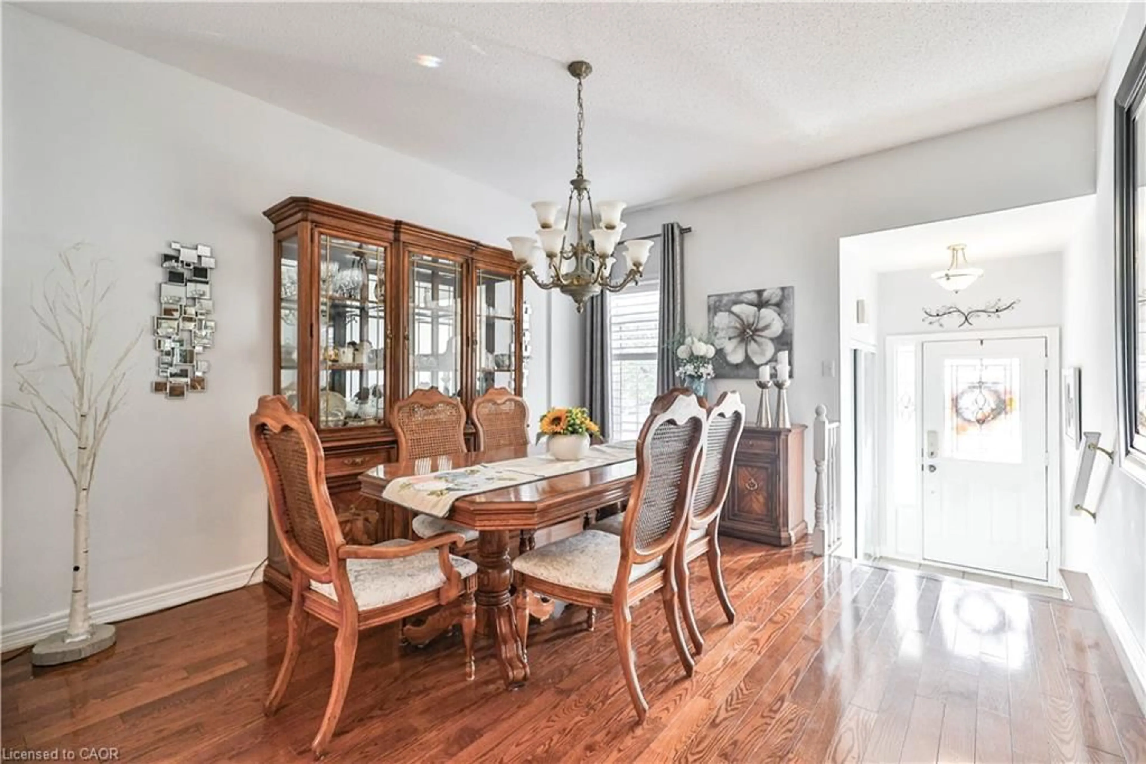 Dining room, wood/laminate floor for 4037 Medland Dr, Burlington Ontario L7M 4W7