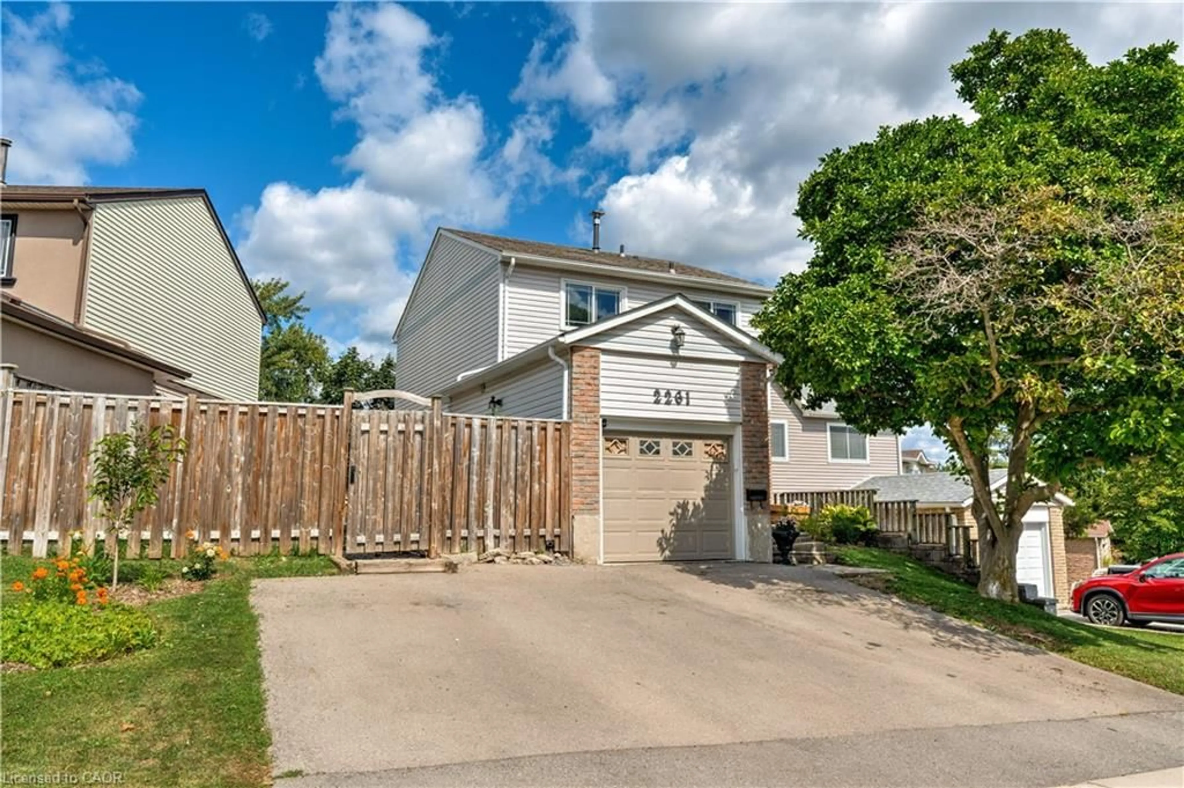 A pic from outside/outdoor area/front of a property/back of a property/a pic from drone, street for 2261 Leominster Dr, Burlington Ontario L7P 3W8
