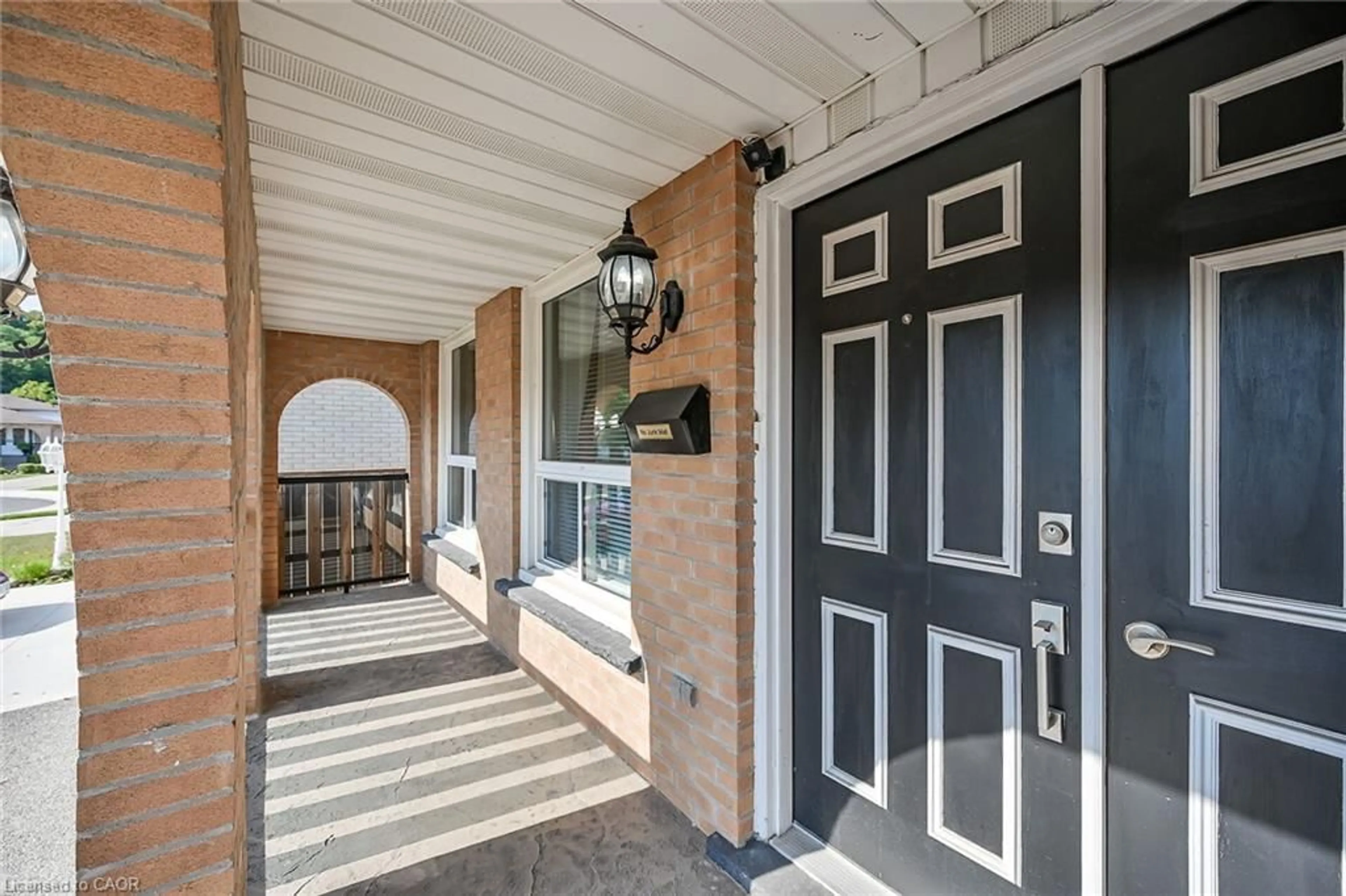 Indoor entryway for 28 Tara Crt, Hamilton Ontario L8K 6E6