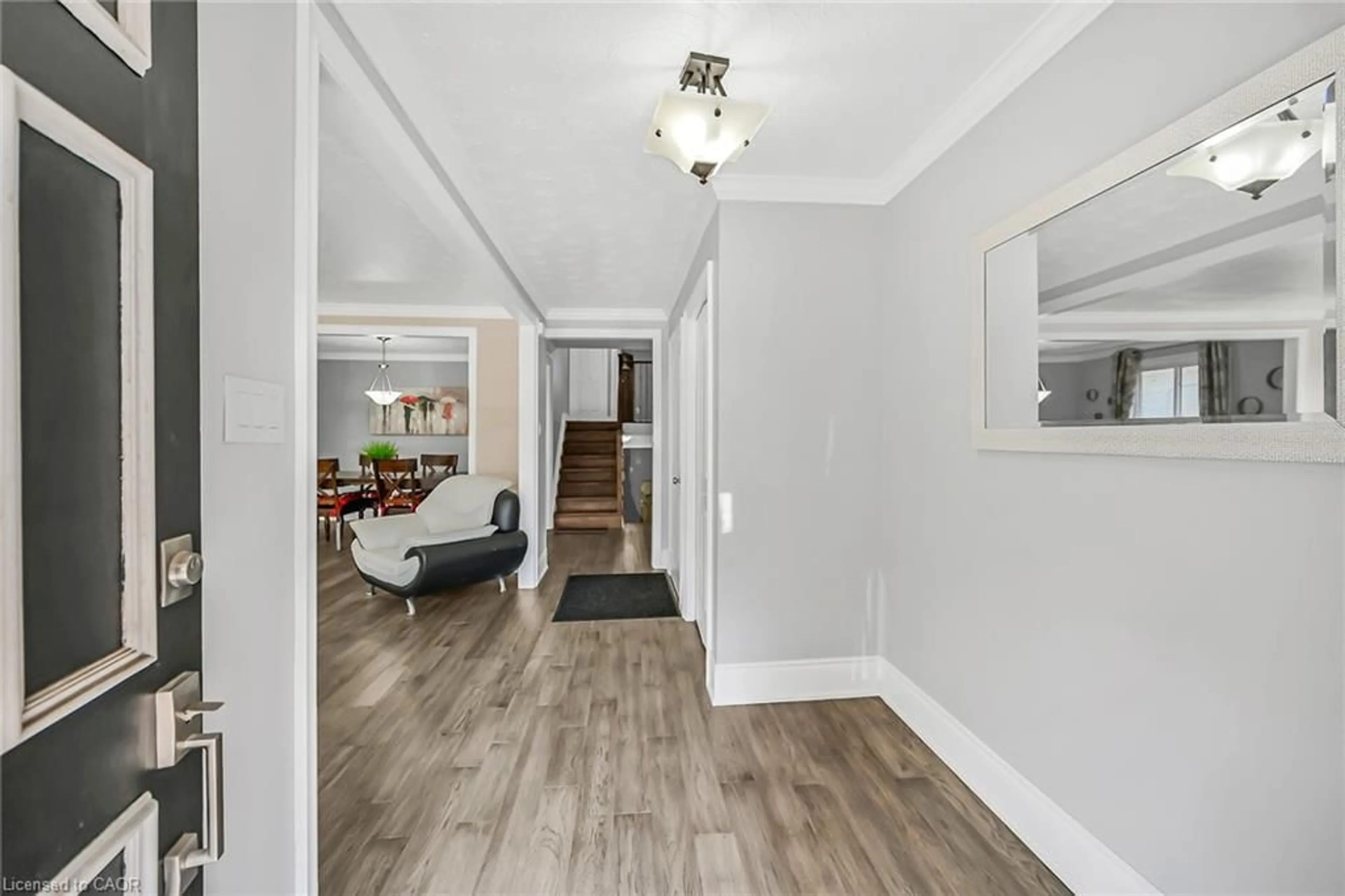 Indoor entryway for 28 Tara Crt, Hamilton Ontario L8K 6E6