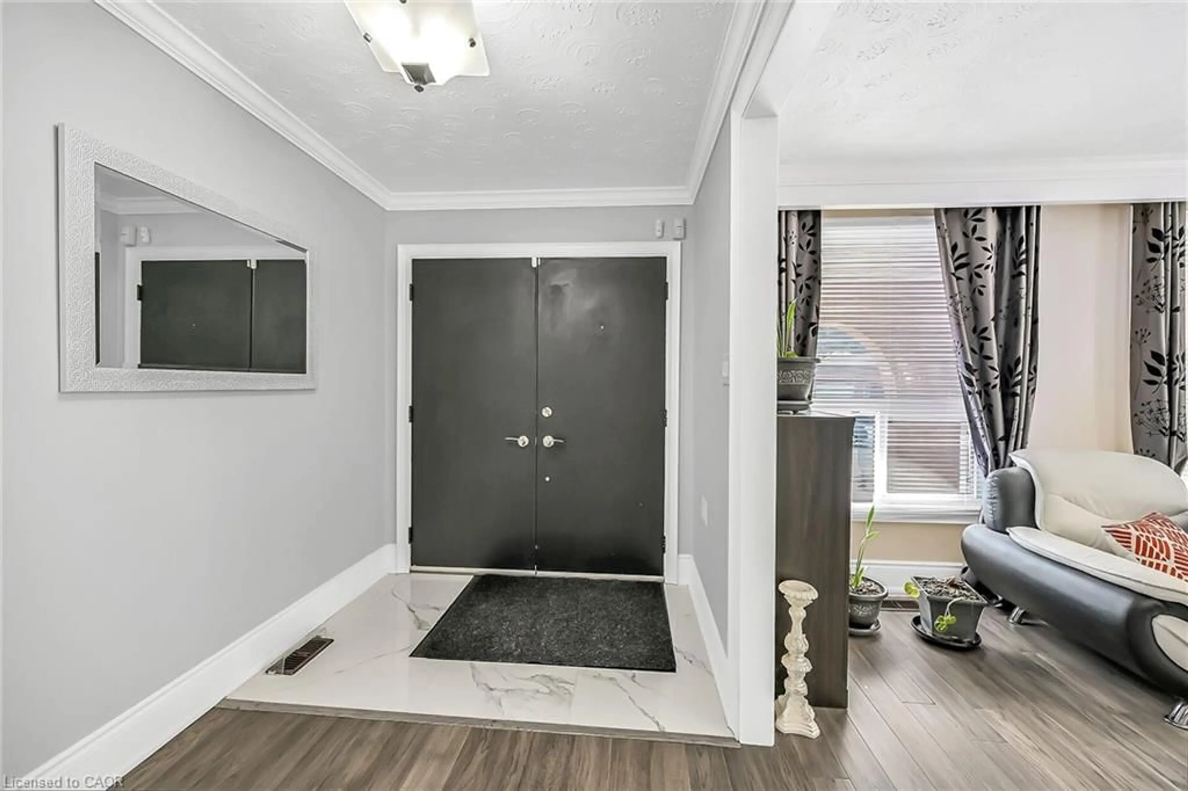 Indoor entryway for 28 Tara Crt, Hamilton Ontario L8K 6E6