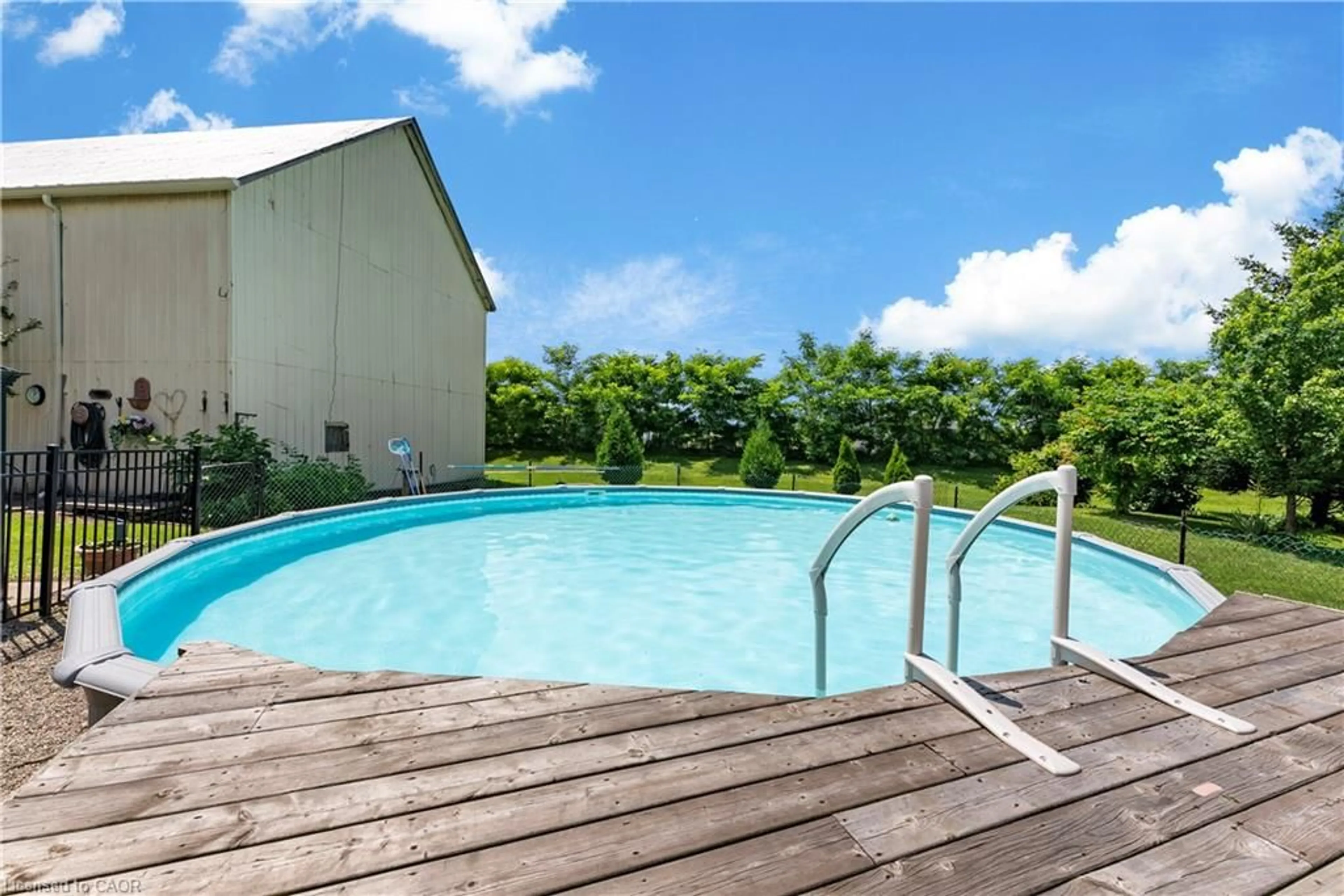 Pool for 5400 North Service Rd, Beamsville Ontario L0R 1B3