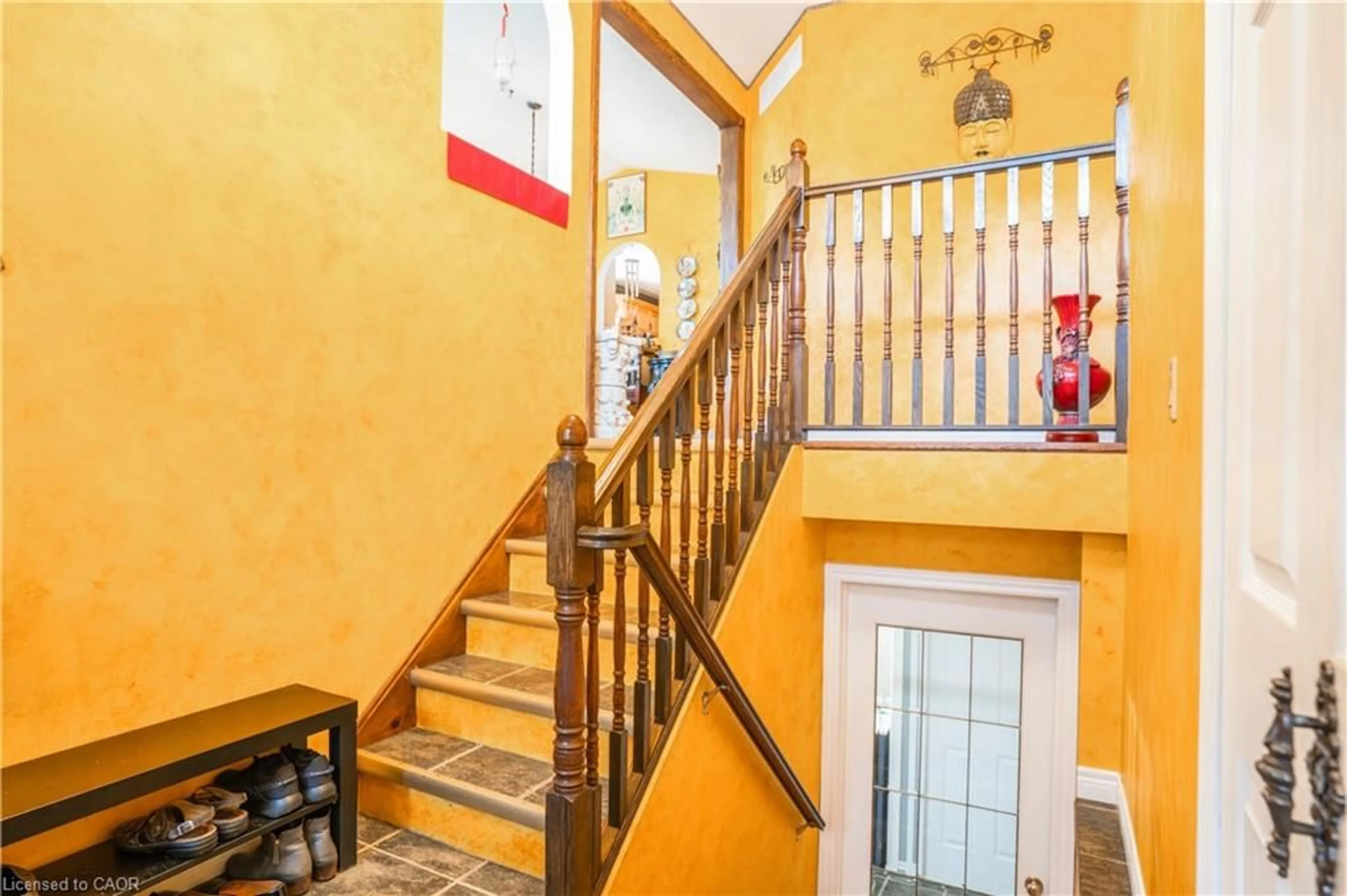 Indoor foyer for 40 Balsam St, Welland Ontario L3C 7H2