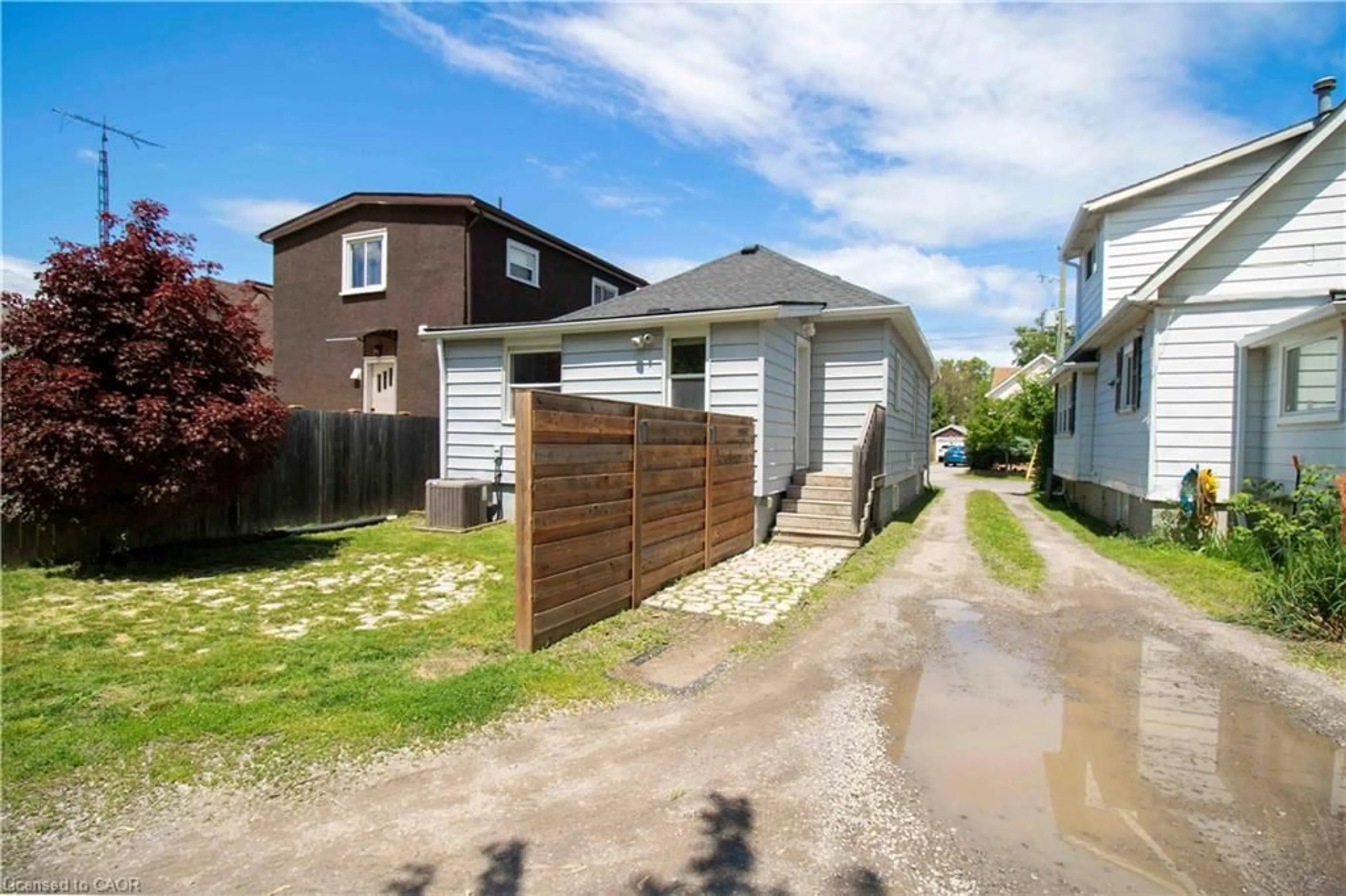 A pic from outside/outdoor area/front of a property/back of a property/a pic from drone, street for 10 Manning St, St. Catharines Ontario L2R 1H9
