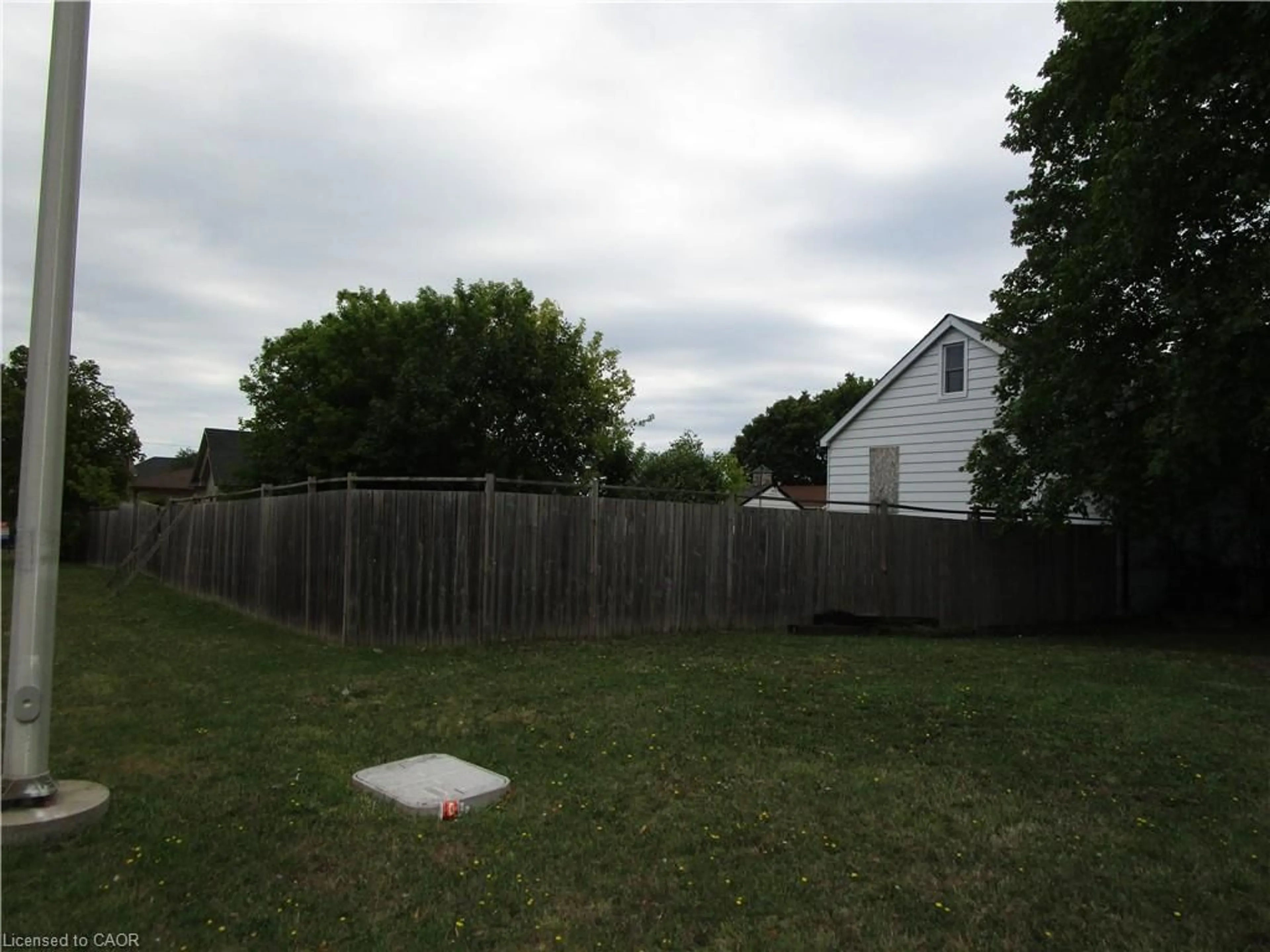 Blurry image for 411-413 Highway 8, Hamilton Ontario L8G 1G1