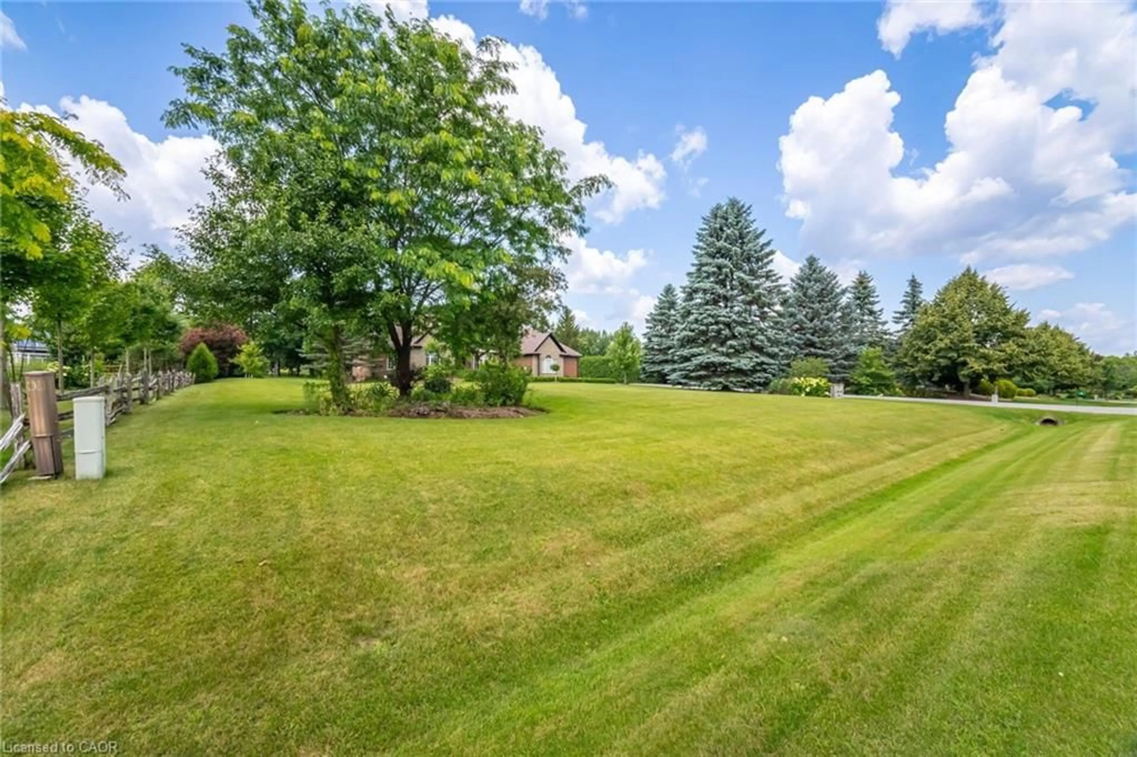 A pic from outside/outdoor area/front of a property/back of a property/a pic from drone, unknown for 4 Deer View Ridge, Puslinch Ontario N1H 6H9