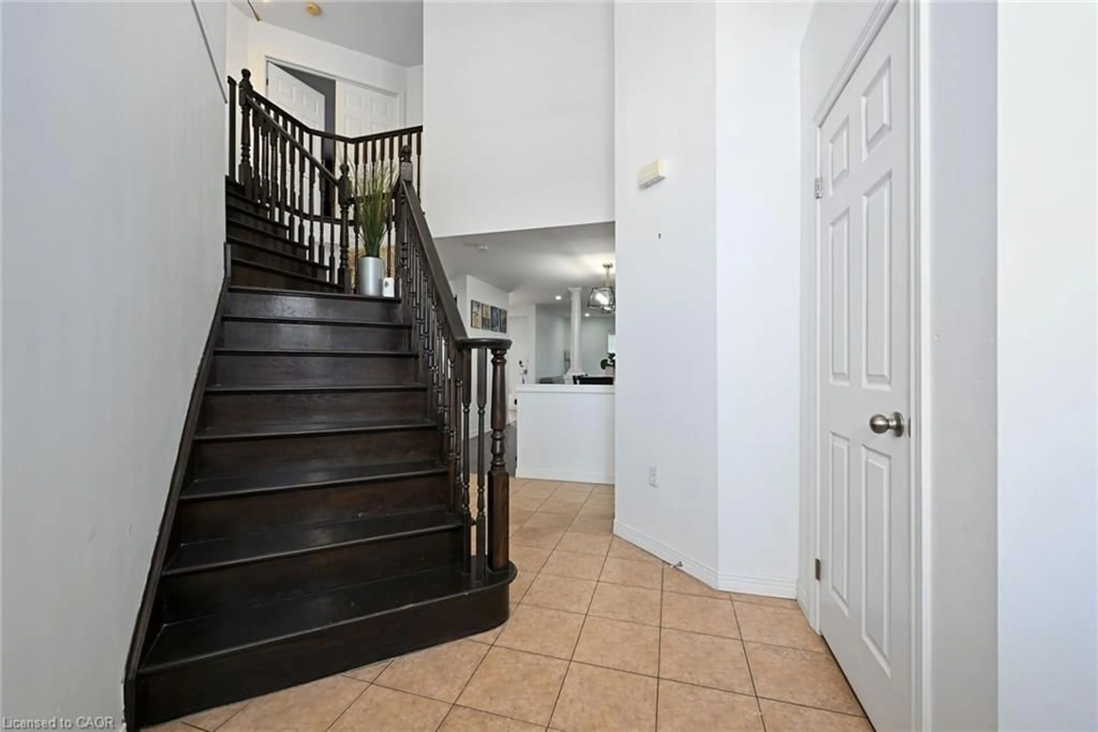 Indoor foyer for 22 Bates Ave, Hamilton Ontario L0R 1P0