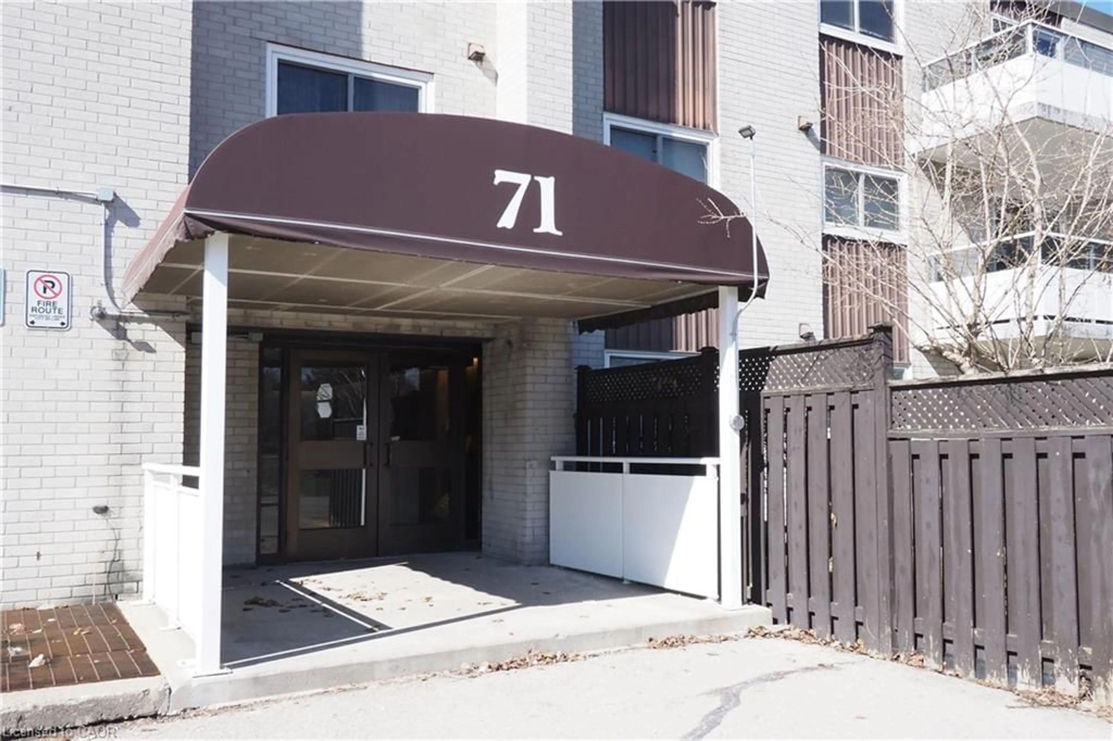 Indoor foyer for 71 Vanier Dr #105, Kitchener Ontario N2C 1J4