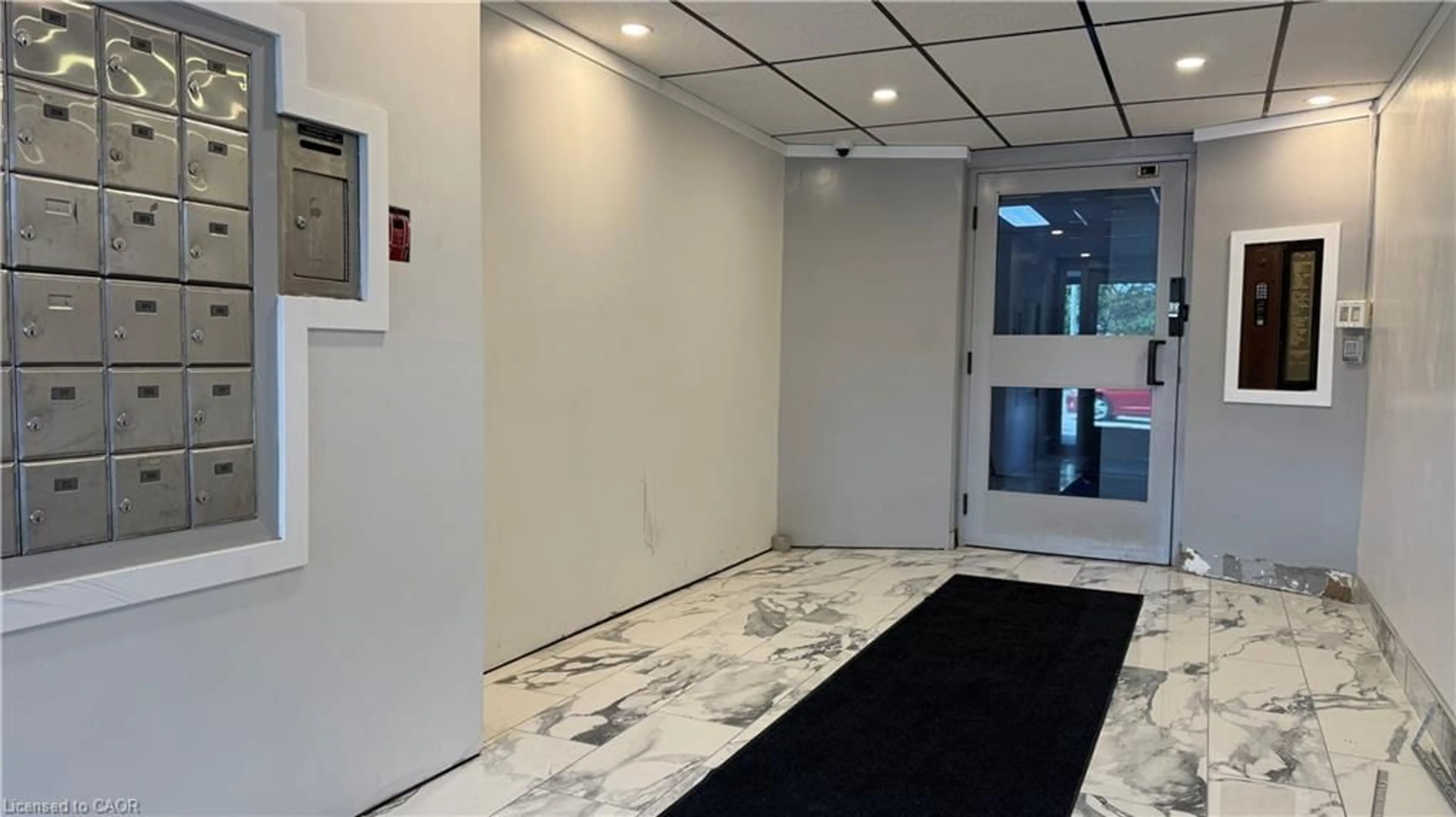 Indoor foyer for 71 Vanier Dr #105, Kitchener Ontario N2C 1J4