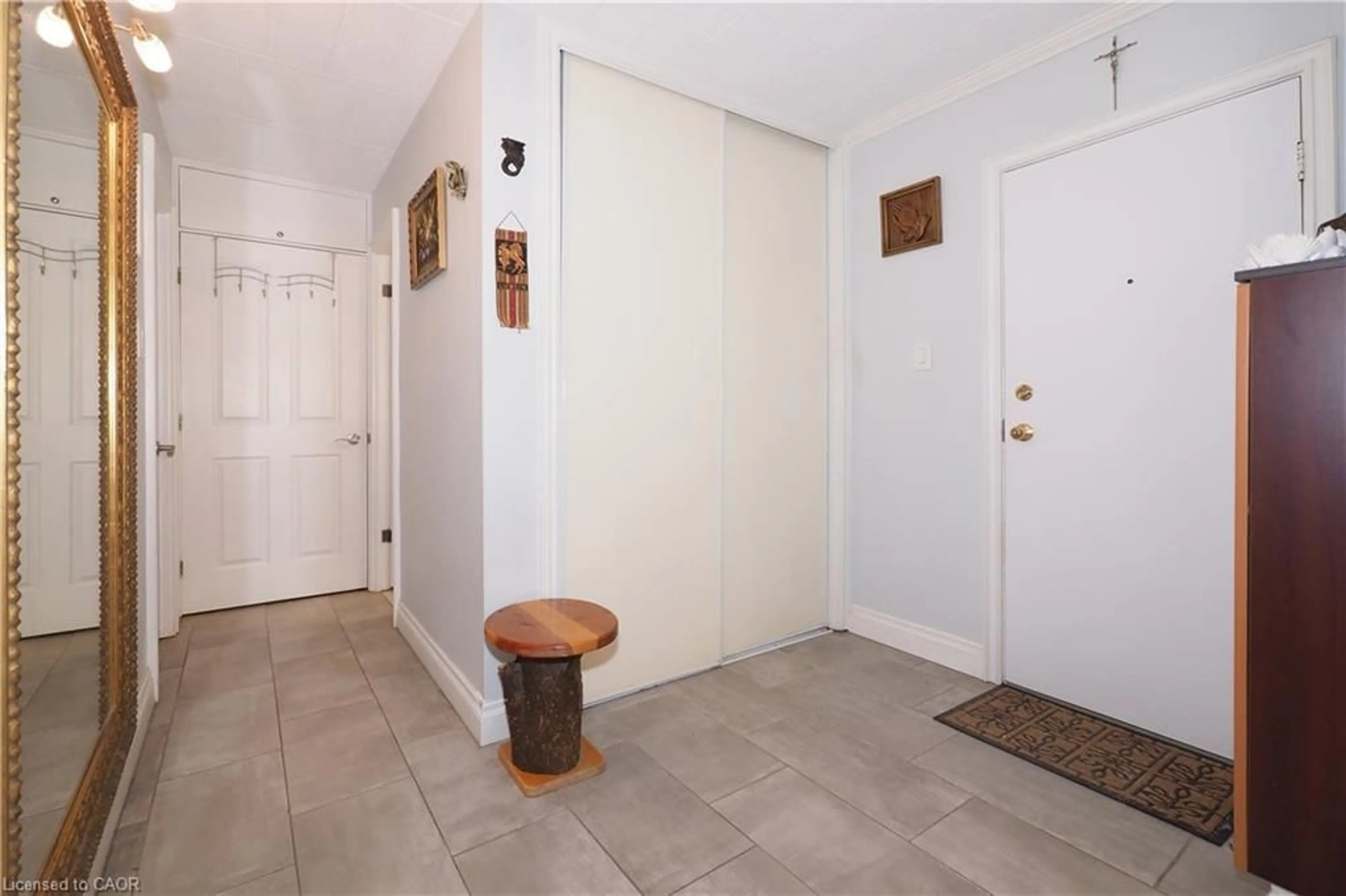 Indoor entryway for 71 Vanier Dr #105, Kitchener Ontario N2C 1J4