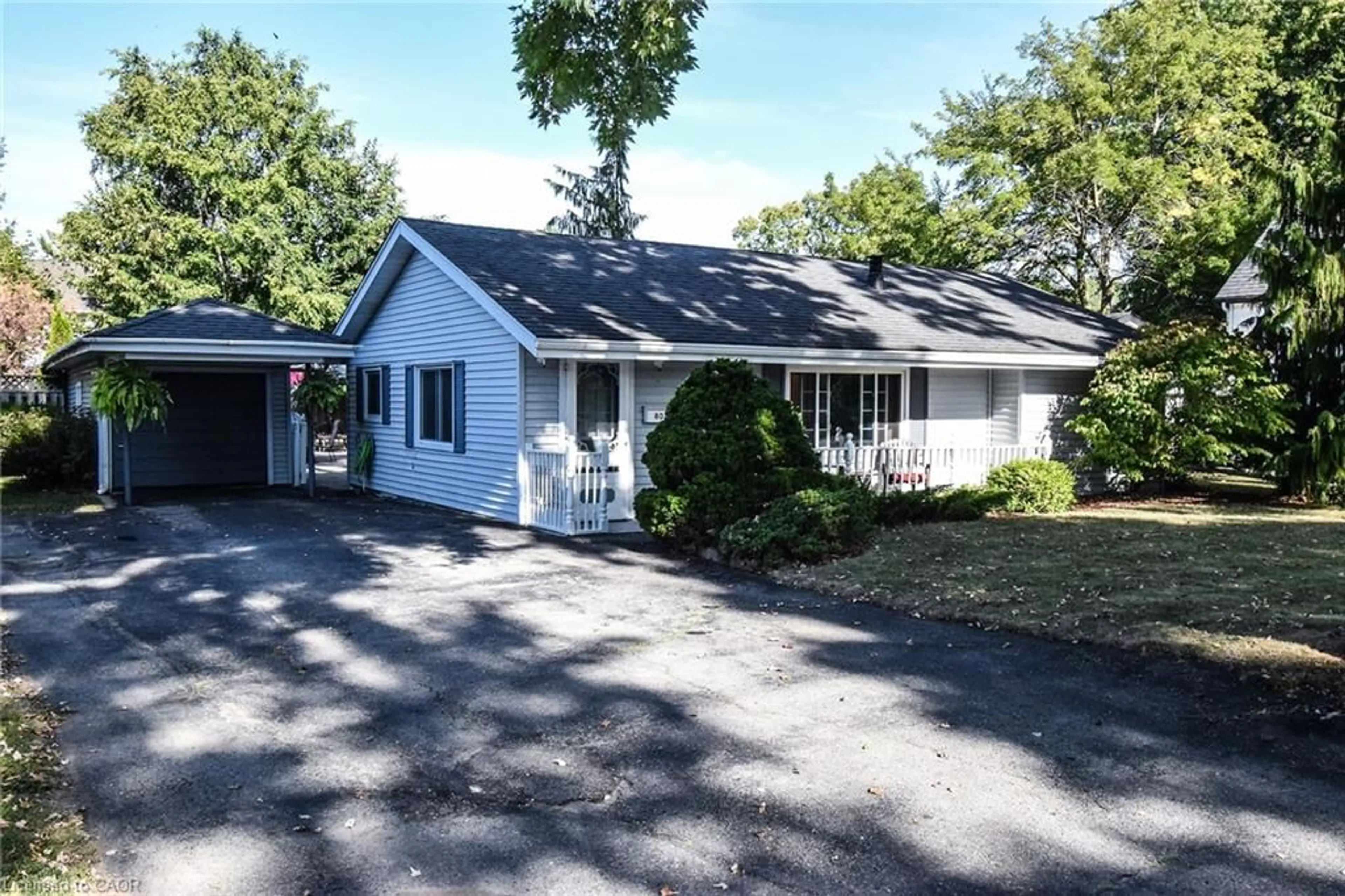 Home with vinyl exterior material, street for 802 John St, Dunnville Ontario N1A 2R6