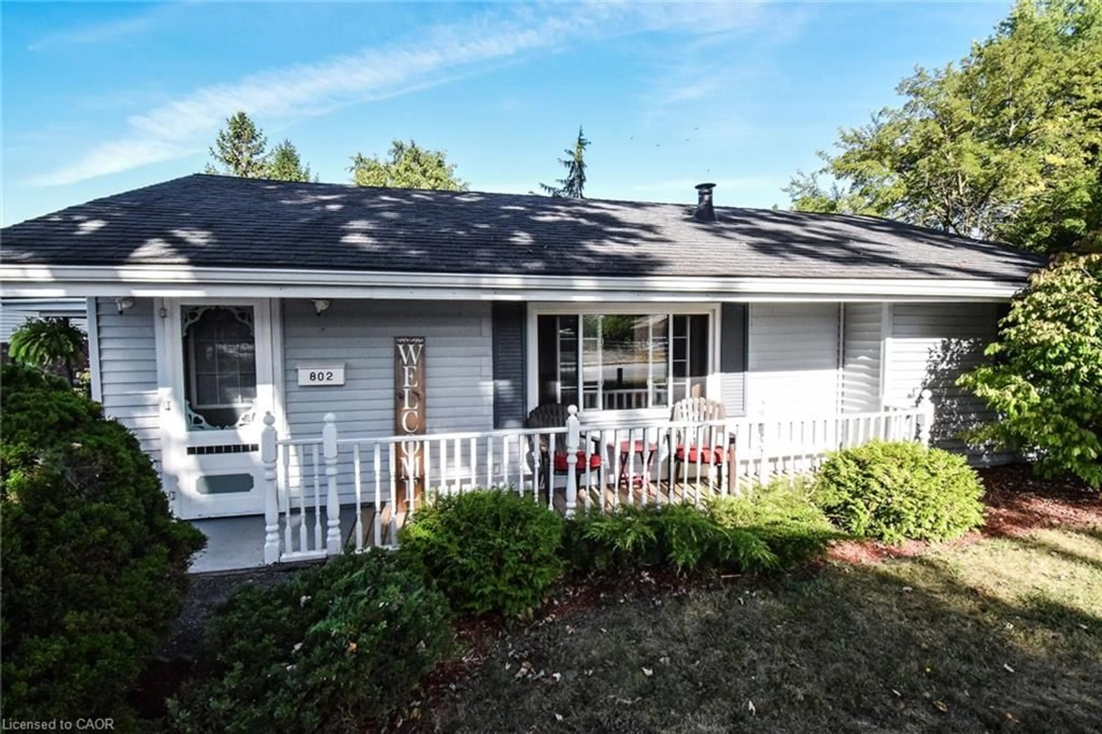 Home with vinyl exterior material, street for 802 John St, Dunnville Ontario N1A 2R6