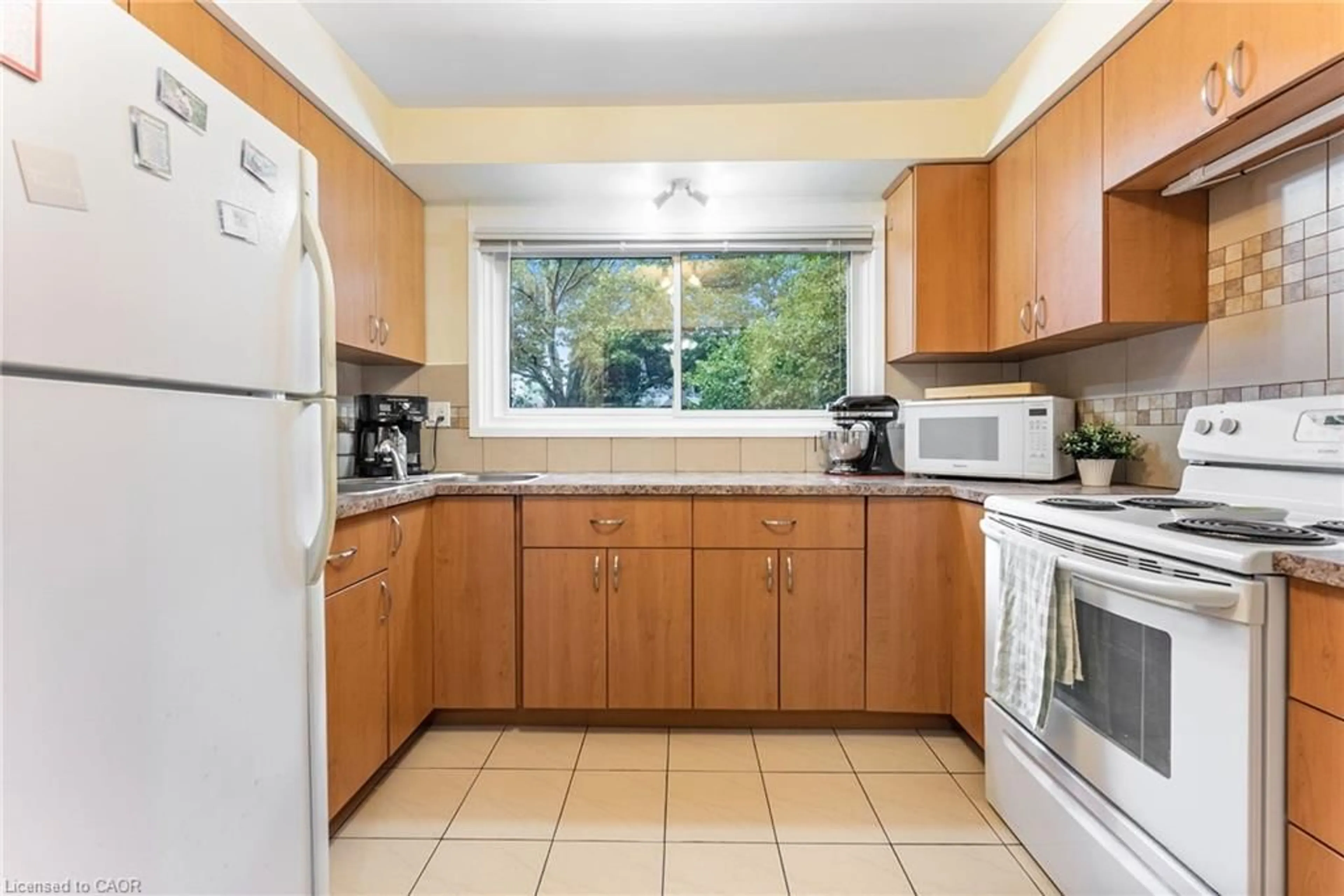 Standard kitchen, unknown for 125 Bonaventure Dr #12, Hamilton Ontario L9C 5Y9