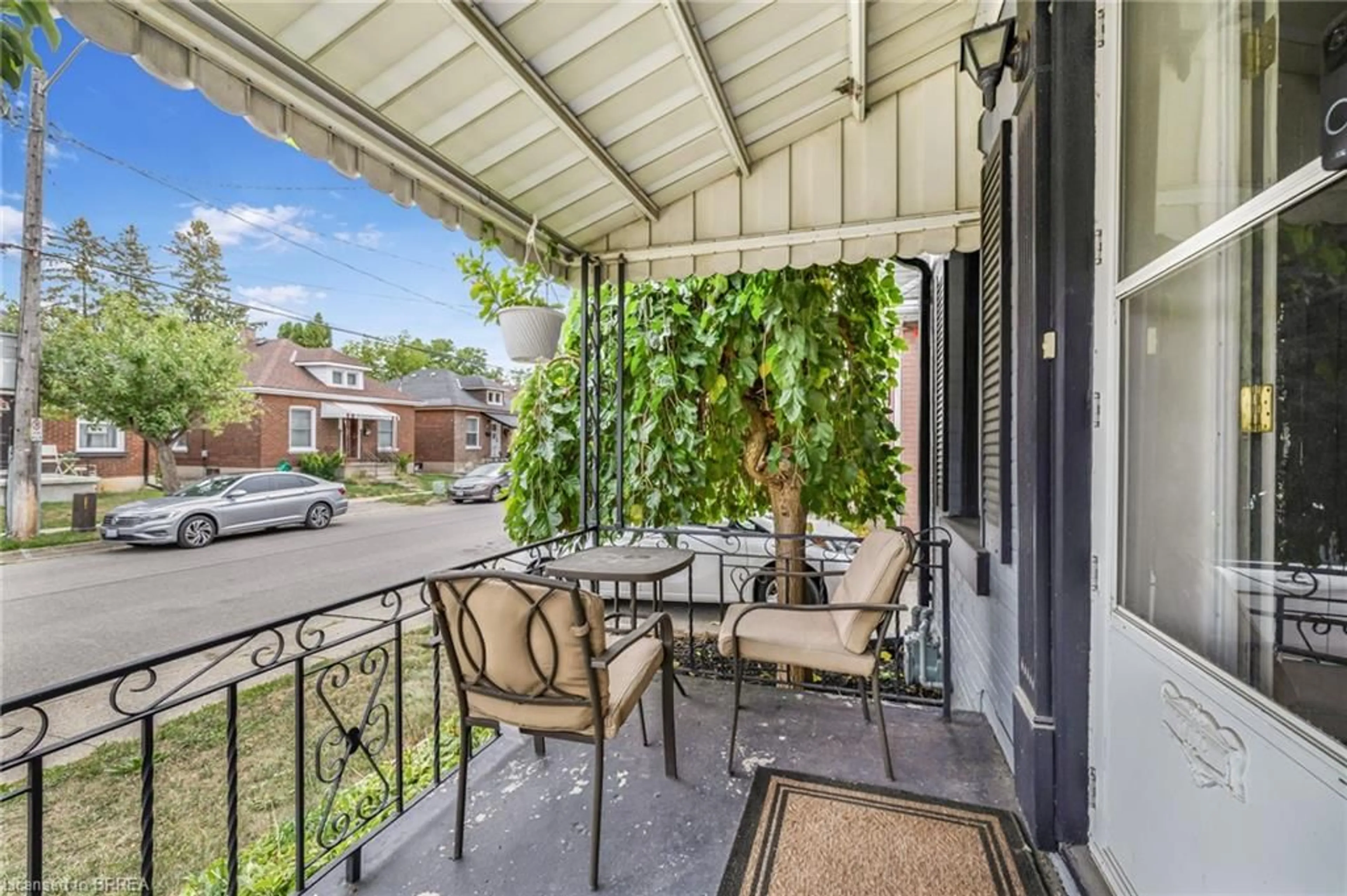 Patio, street for 127 Superior St, Brantford Ontario N3S 2L1