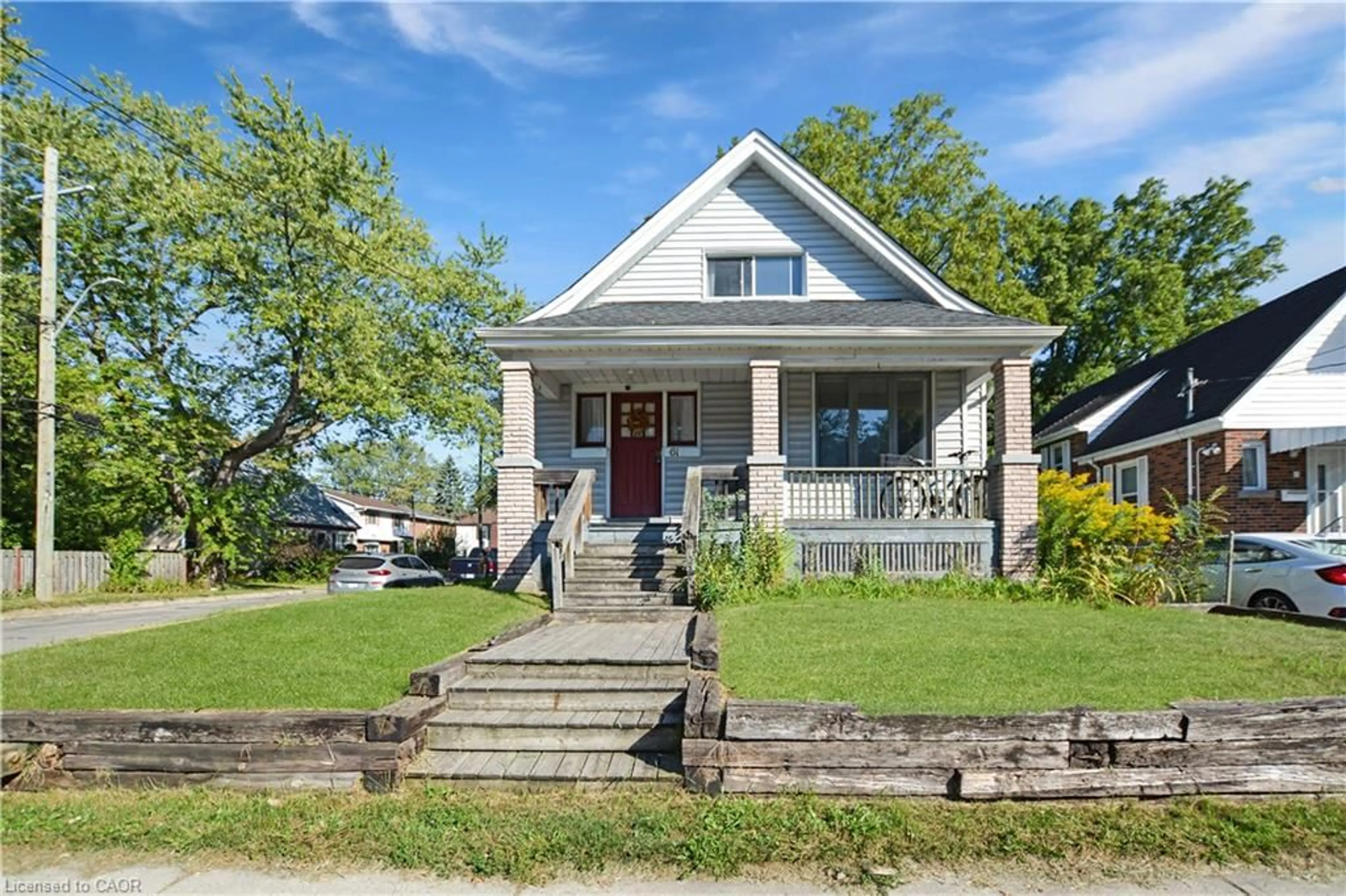 Home with vinyl exterior material, street for 61 Broadway Ave, Hamilton Ontario L8S 2V9