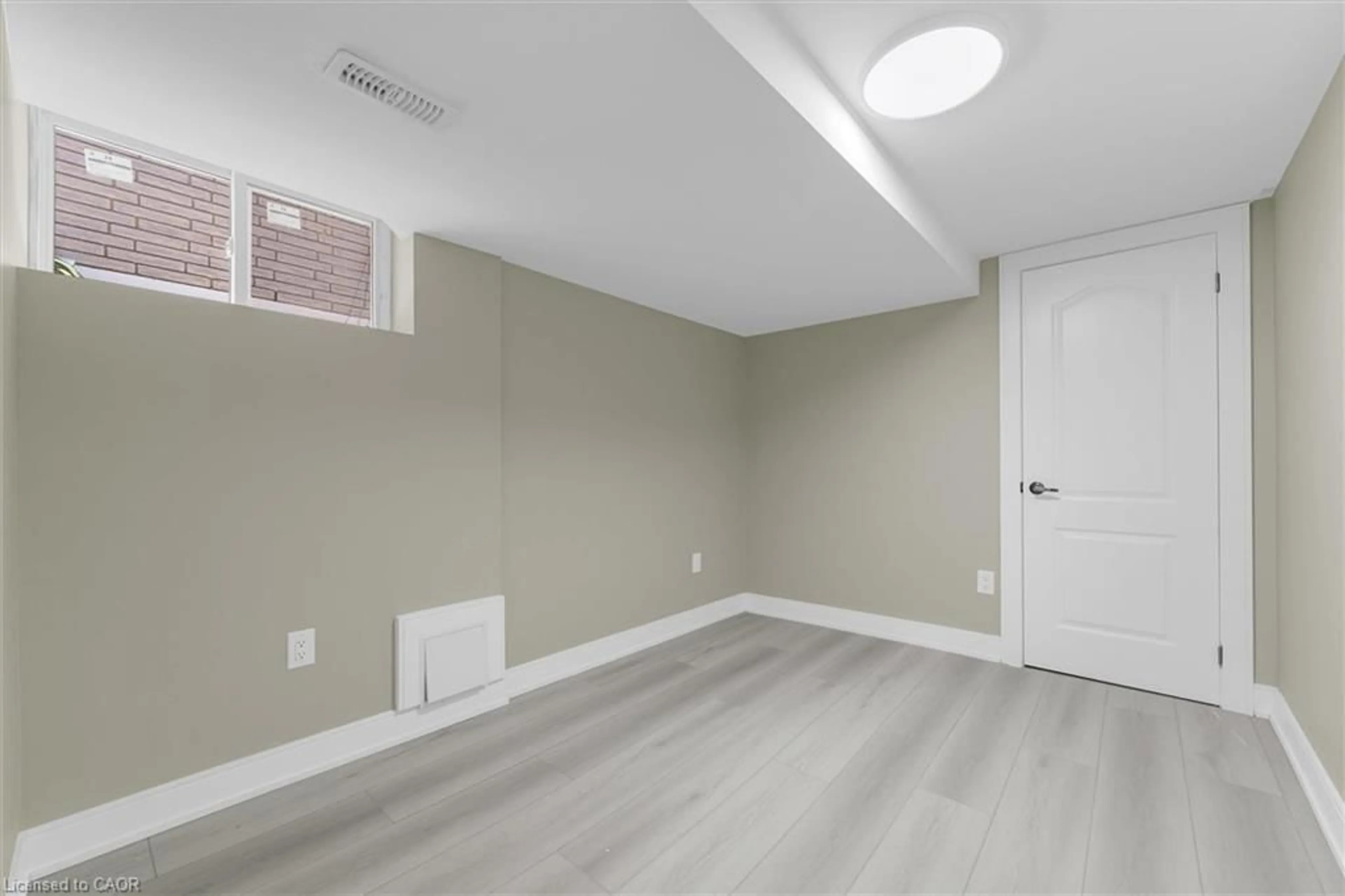 A pic of a room for 1965 Brampton St, Hamilton Ontario L8H 3S6