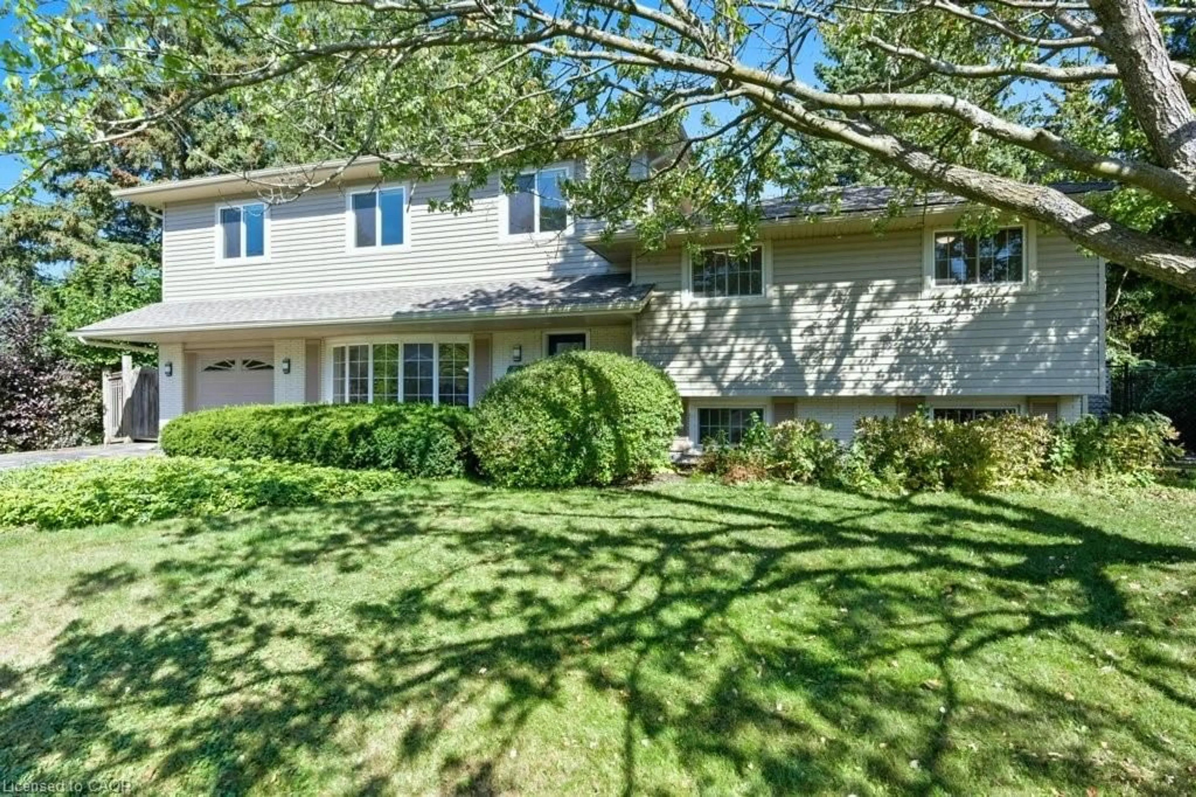 A pic from outside/outdoor area/front of a property/back of a property/a pic from drone, unknown for 207 Spring Trail, Ancaster Ontario L9G 1Z3