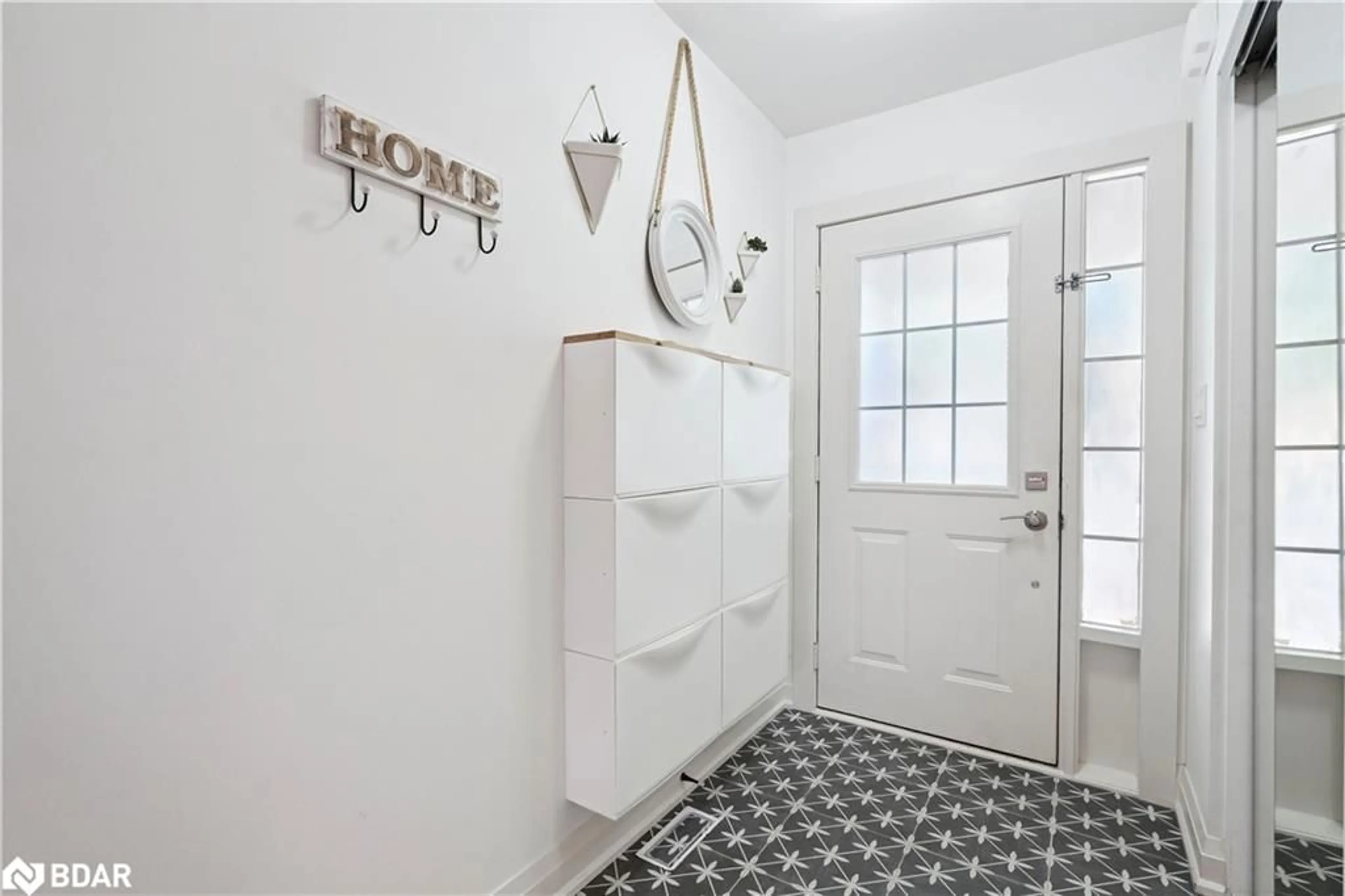 Indoor entryway for 2438 Baintree Cres, Oakville Ontario L6M 4X1