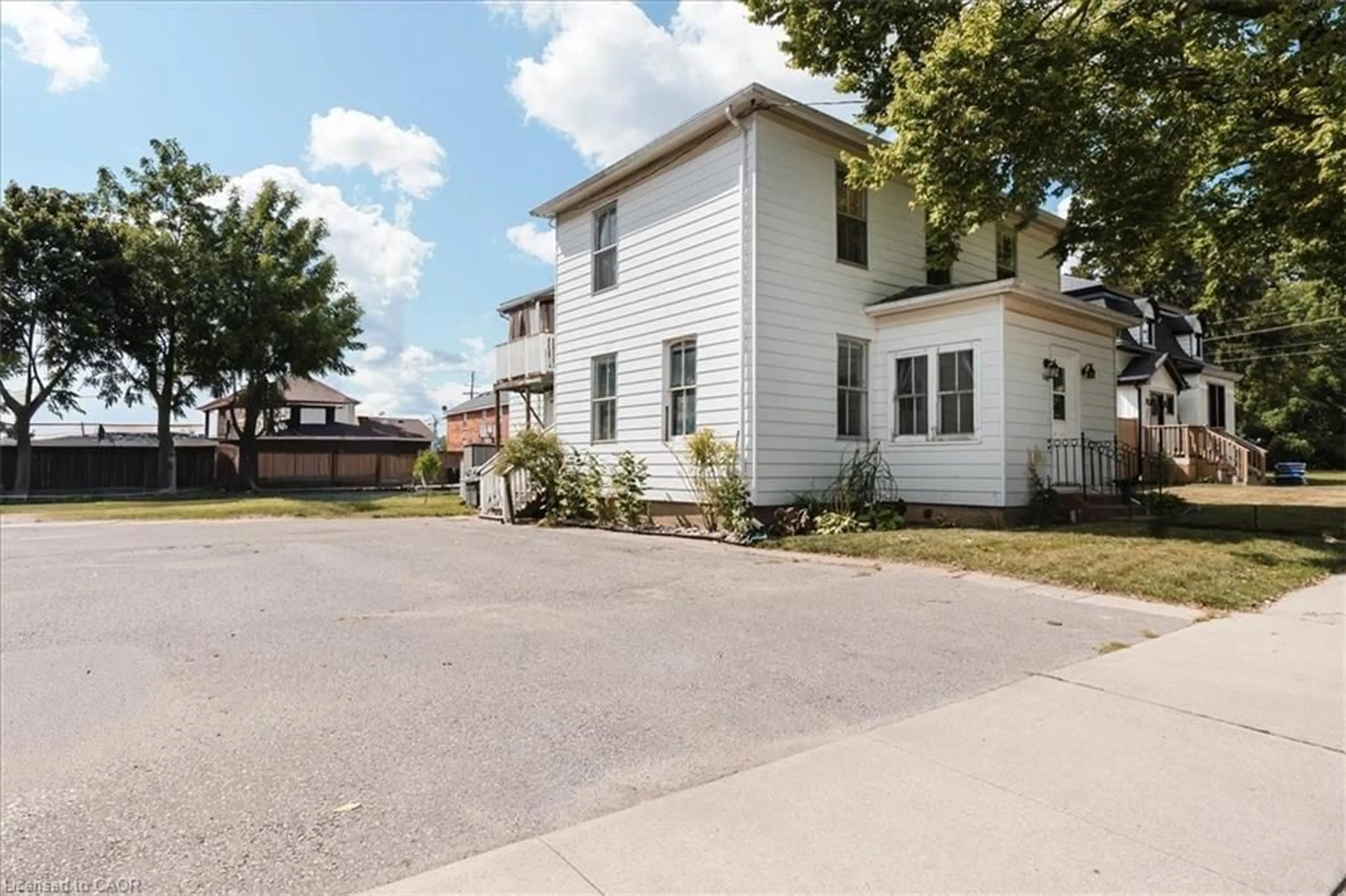 Patio, street for 136 Robinson St, Simcoe Ontario N3Y 1W9