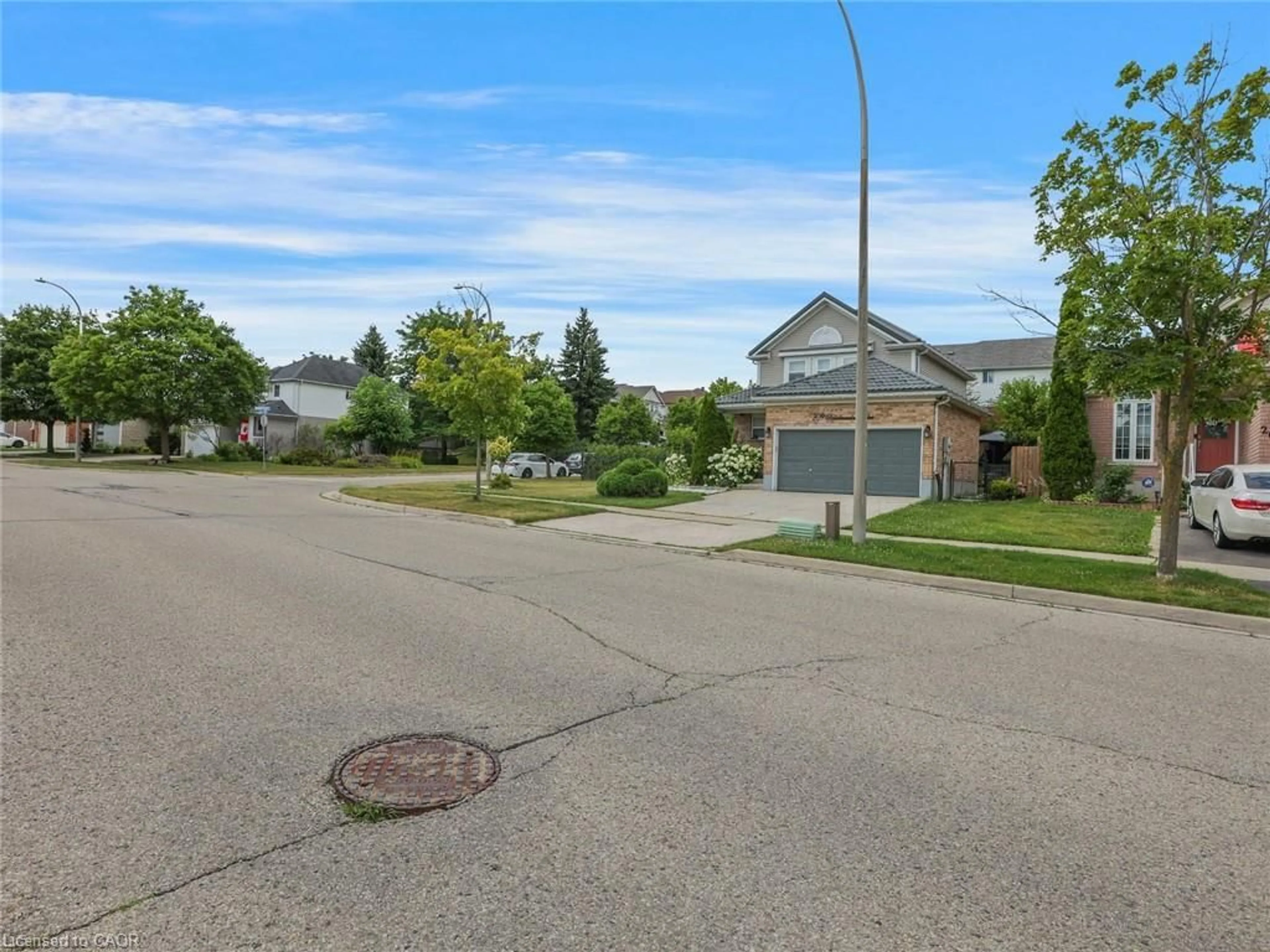 A pic from outside/outdoor area/front of a property/back of a property/a pic from drone, street for 209 Briarmeadow Dr, Kitchener Ontario N2A 4C5