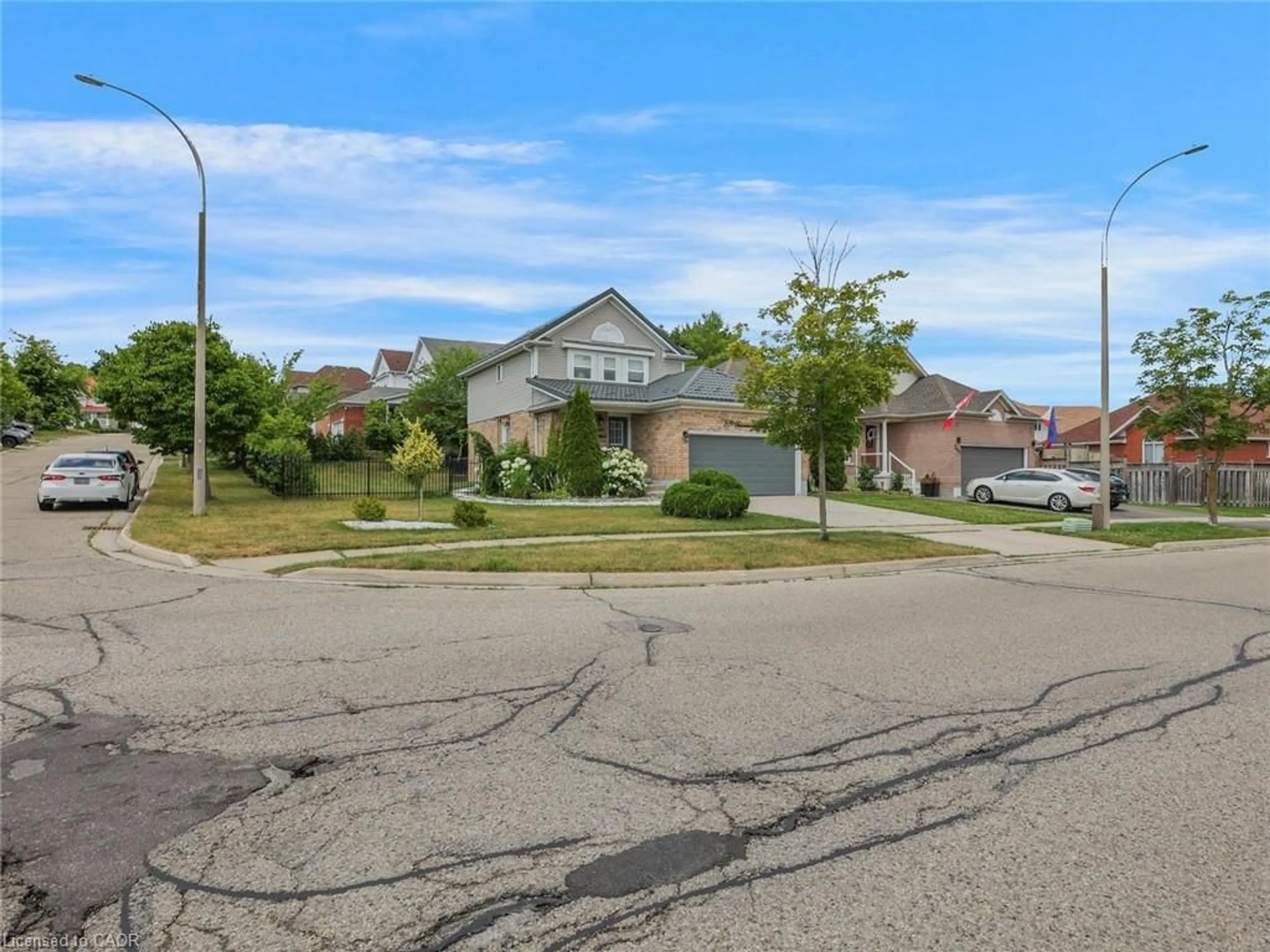 A pic from outside/outdoor area/front of a property/back of a property/a pic from drone, street for 209 Briarmeadow Dr, Kitchener Ontario N2A 4C5