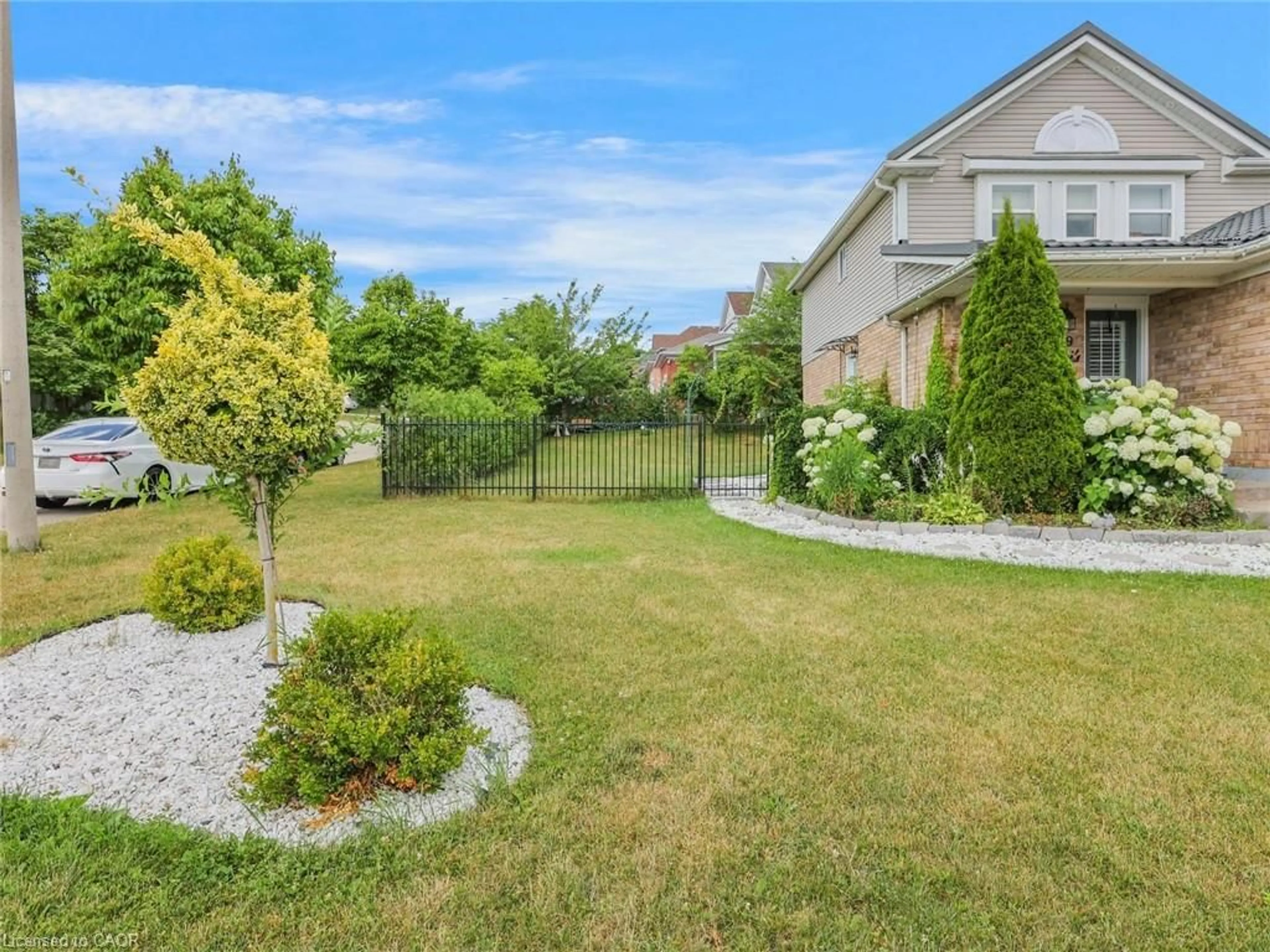 A pic from outside/outdoor area/front of a property/back of a property/a pic from drone, street for 209 Briarmeadow Dr, Kitchener Ontario N2A 4C5
