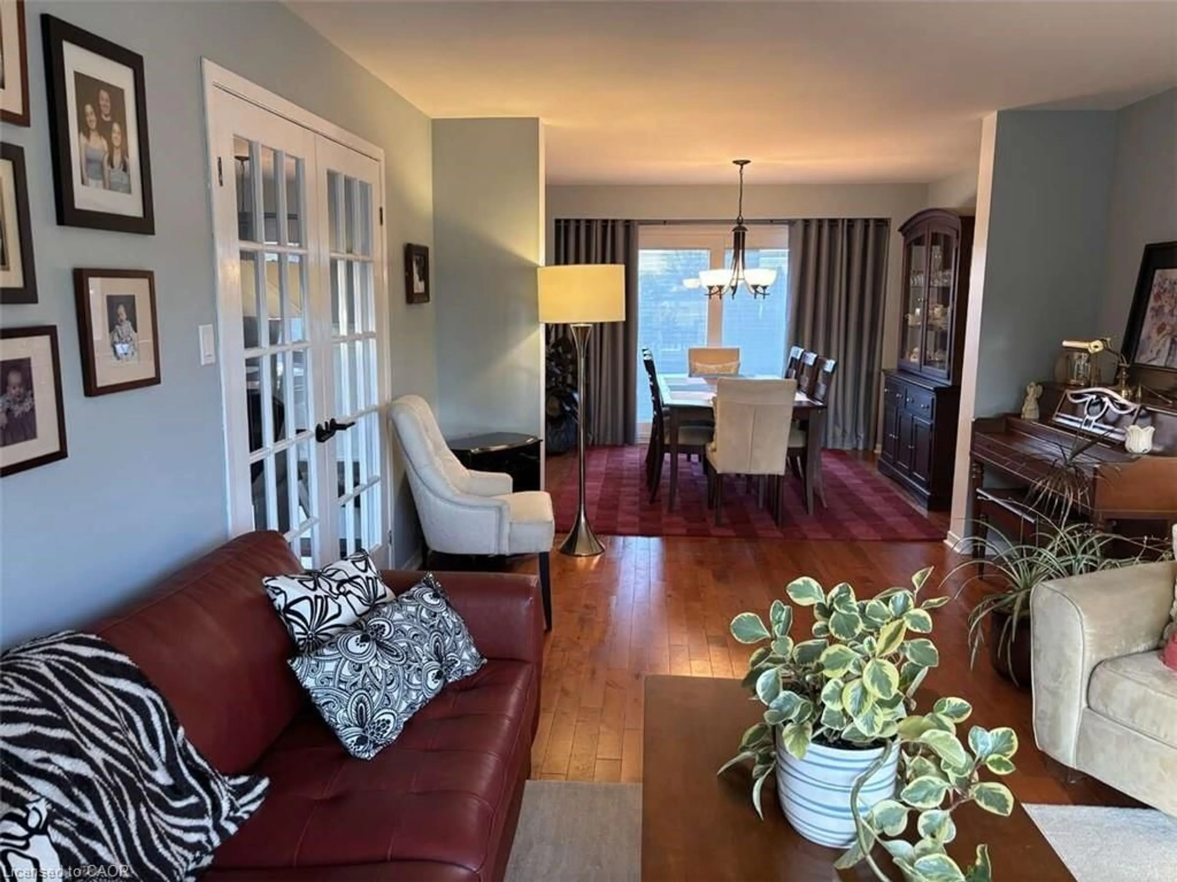 Living room with furniture, unknown for 6942 Barrisdale Dr, Mississauga Ontario L5N 2H4