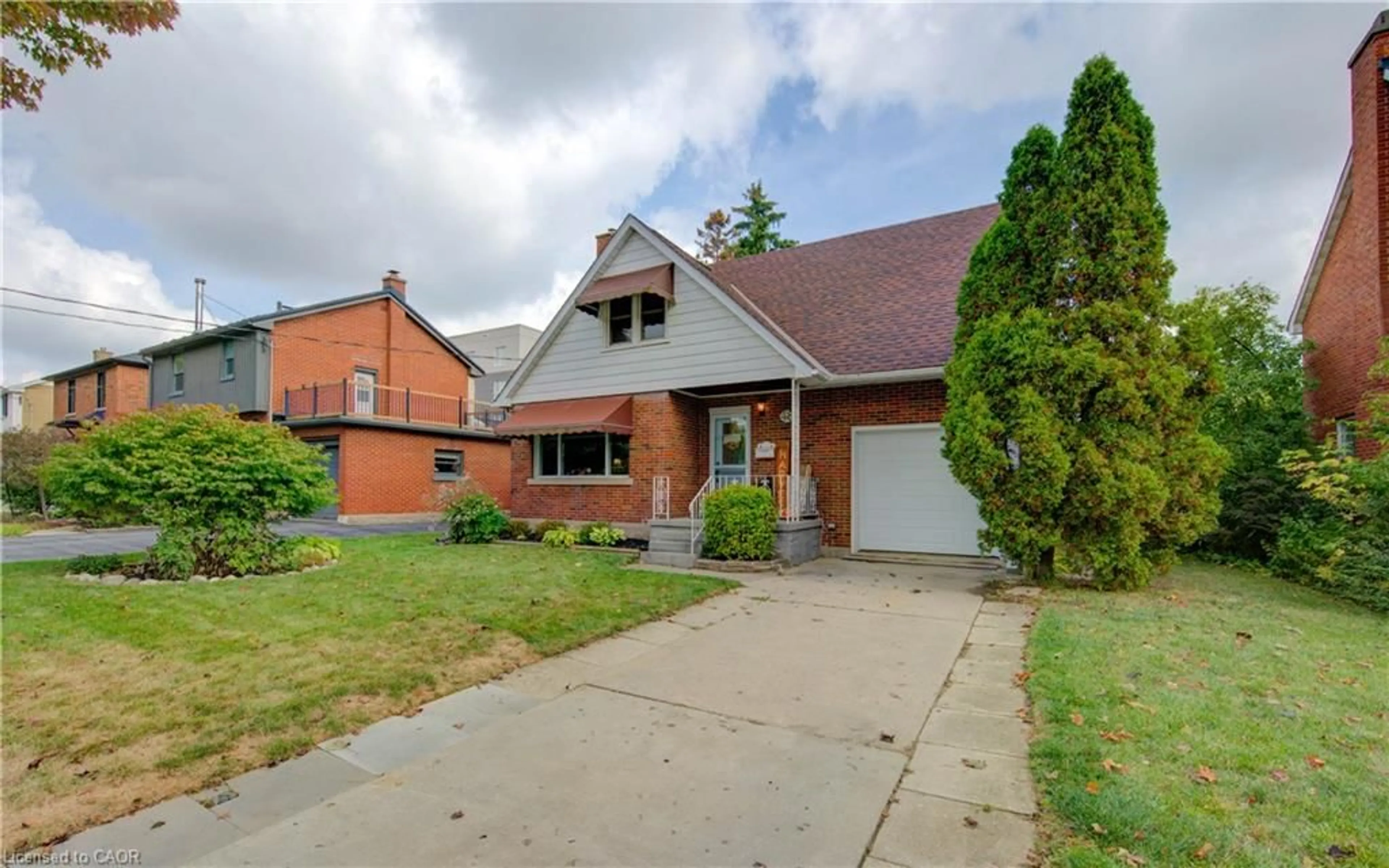 Home with brick exterior material, street for 48 East Ave, Kitchener Ontario N2H 1Y7