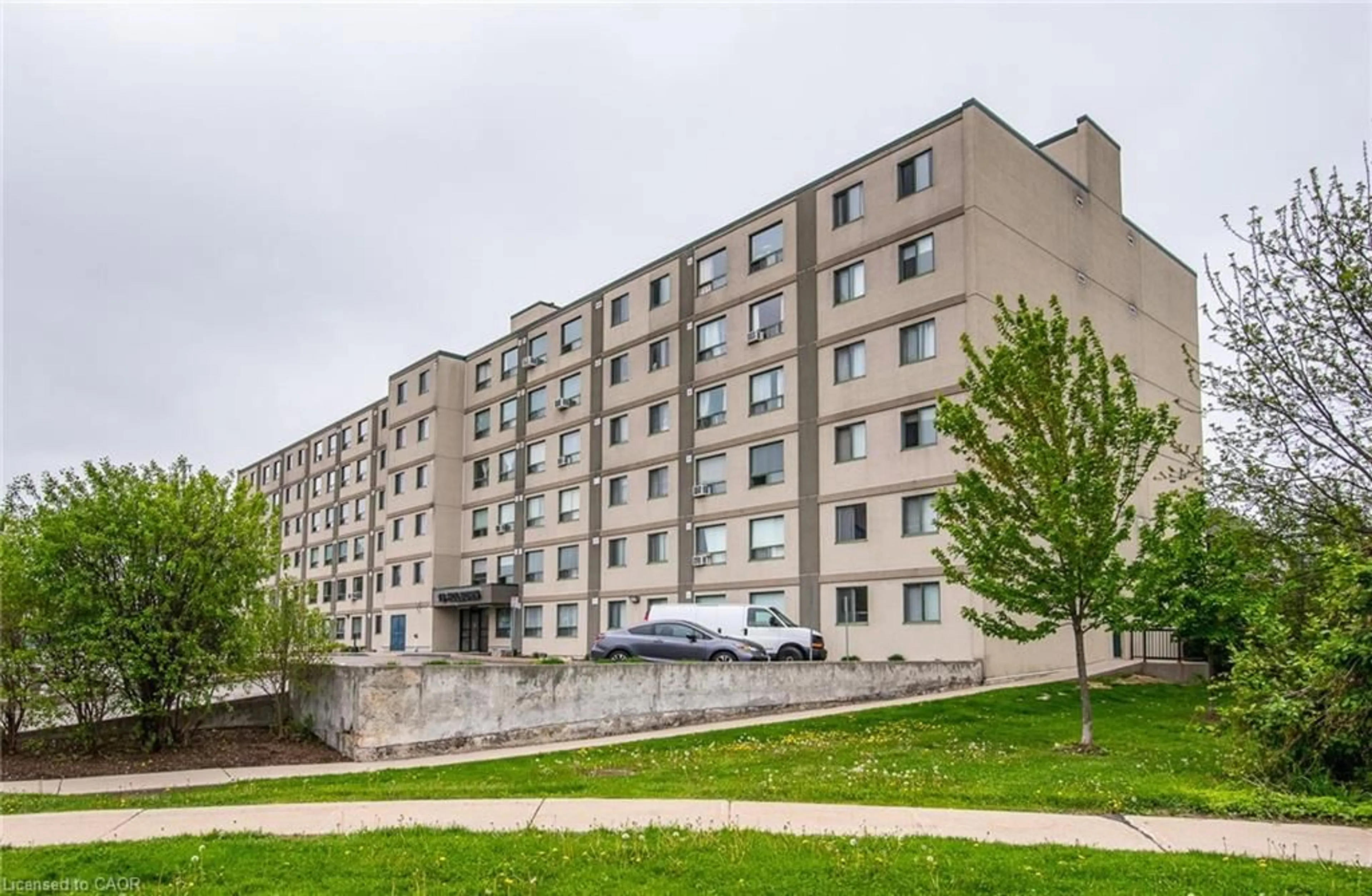 Patio, unknown for 18 Holborn Crt #611, Kitchener Ontario N2A 4A1