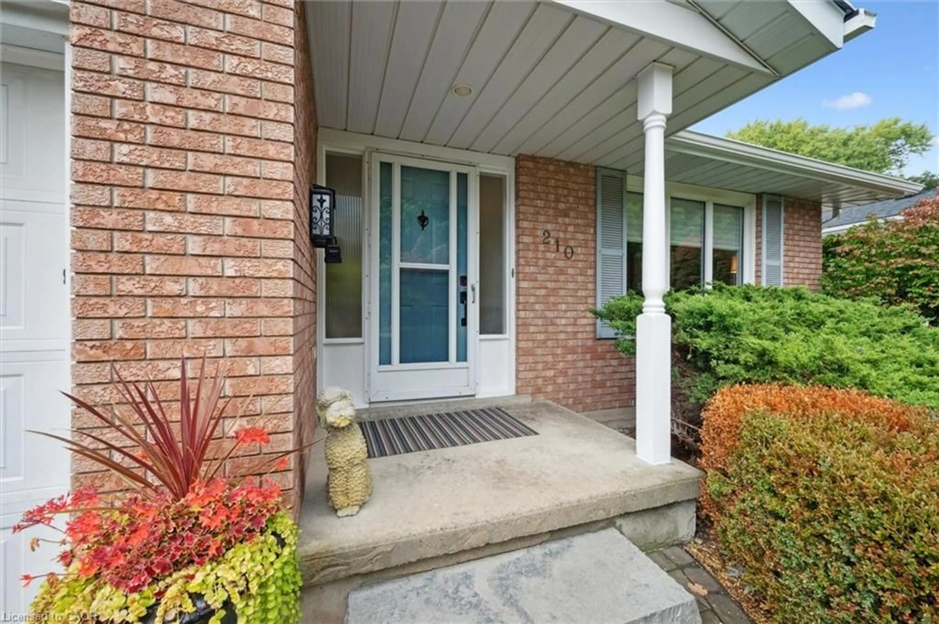 Indoor entryway for 210 Foxhunt St, Waterloo Ontario N2K 2S2
