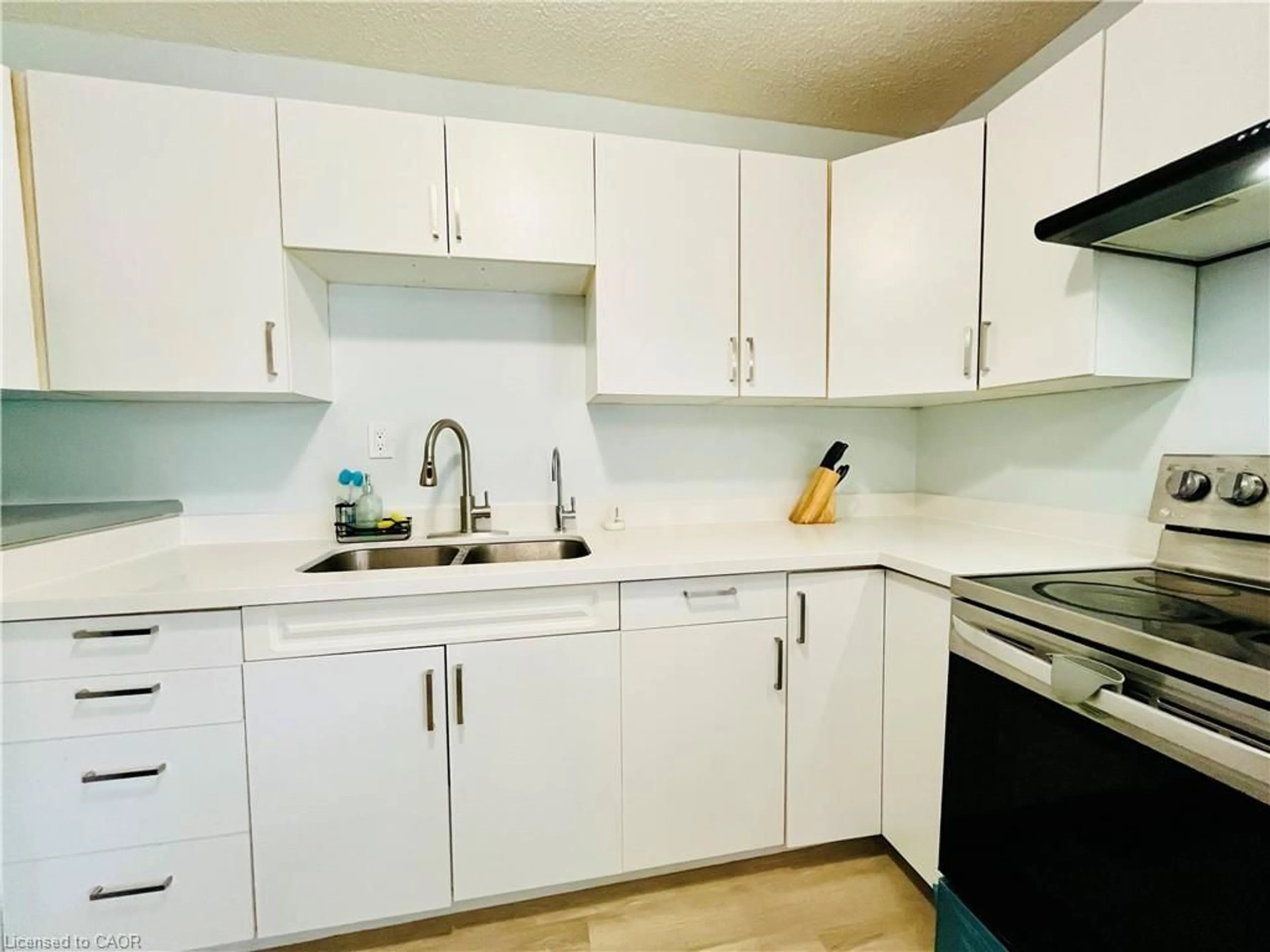Standard kitchen, unknown for 1300 Upper Ottawa St #18, Hamilton Ontario L8W 1M8