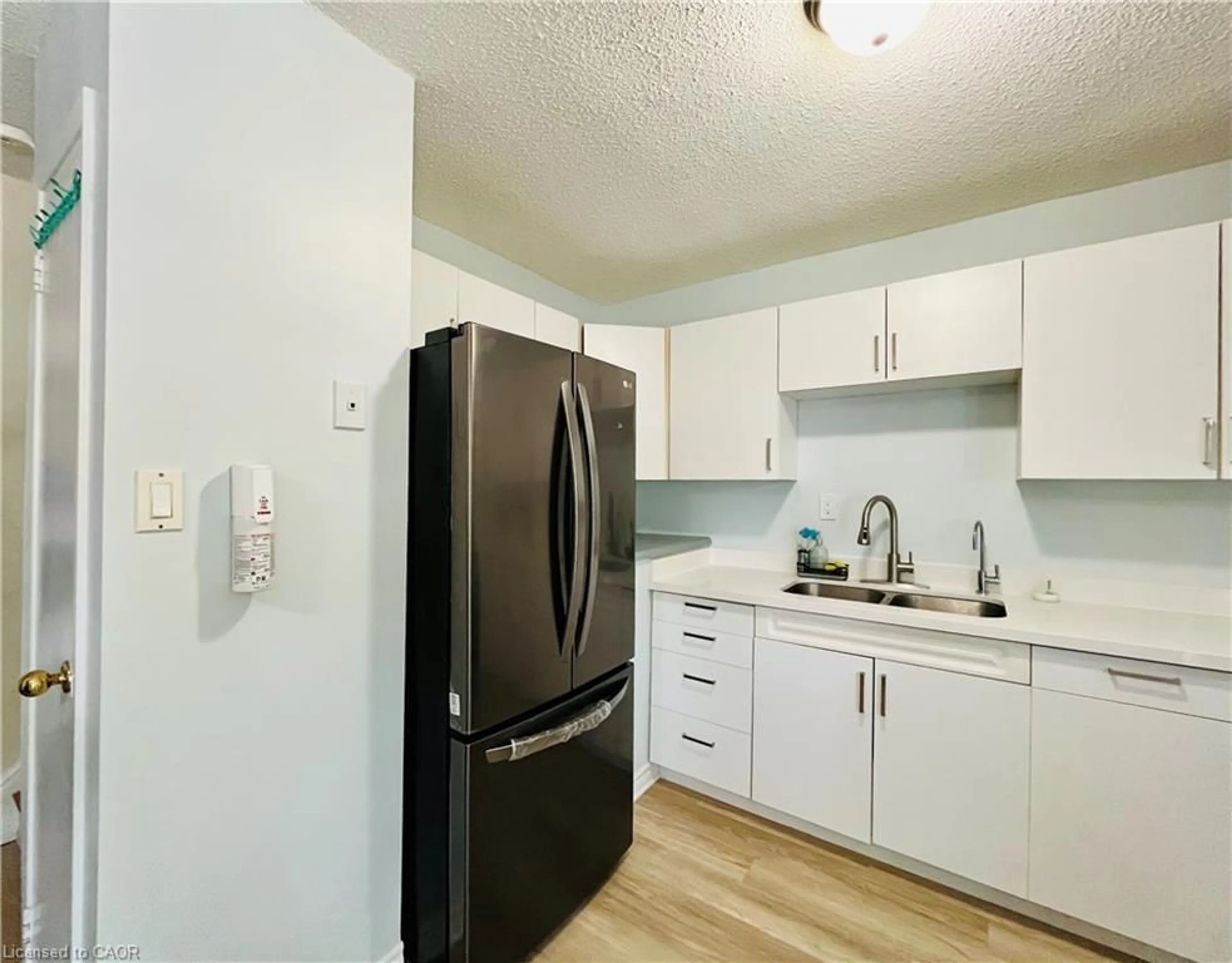 Standard kitchen, unknown for 1300 Upper Ottawa St #18, Hamilton Ontario L8W 1M8