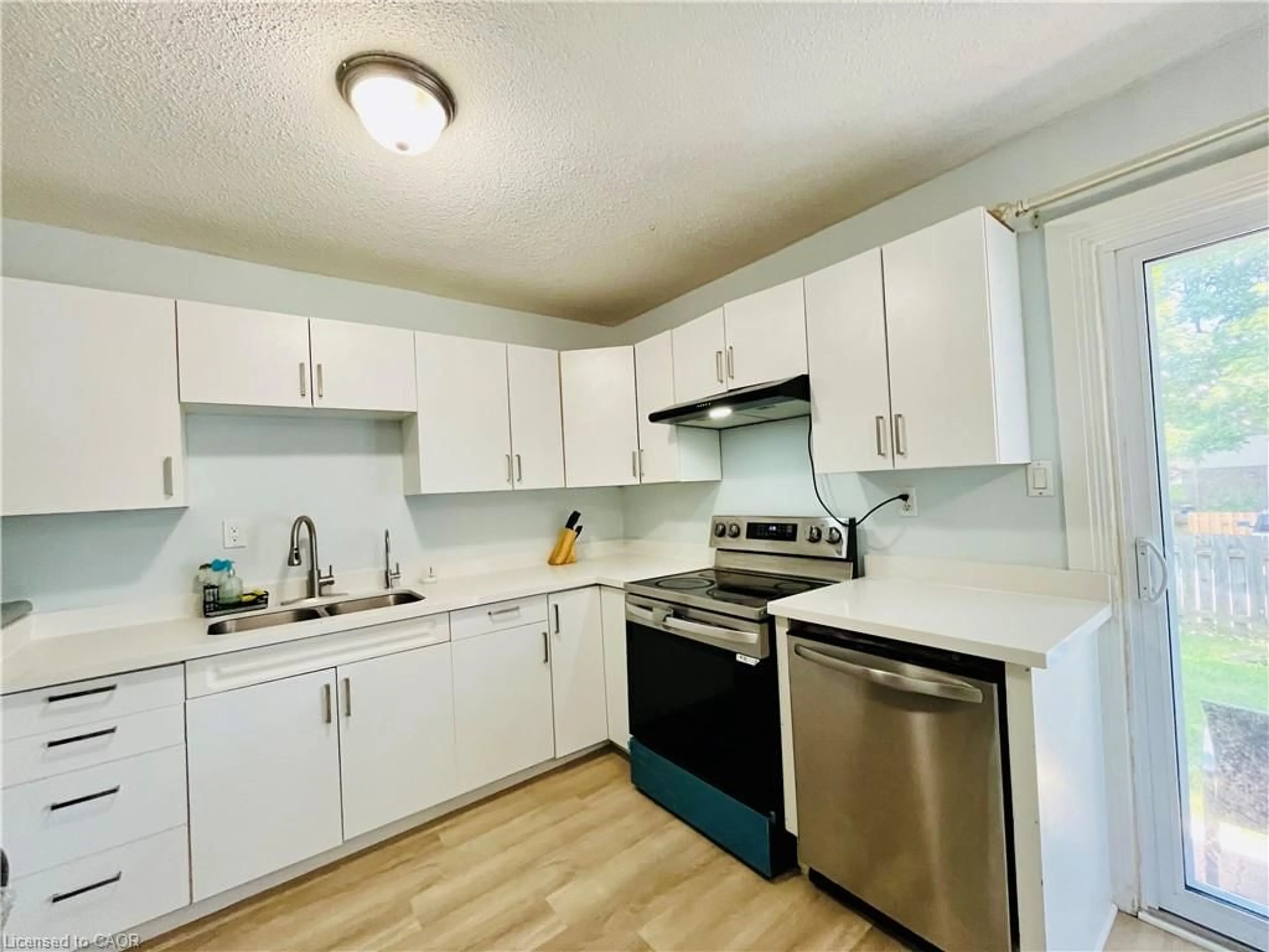 Standard kitchen, unknown for 1300 Upper Ottawa St #18, Hamilton Ontario L8W 1M8