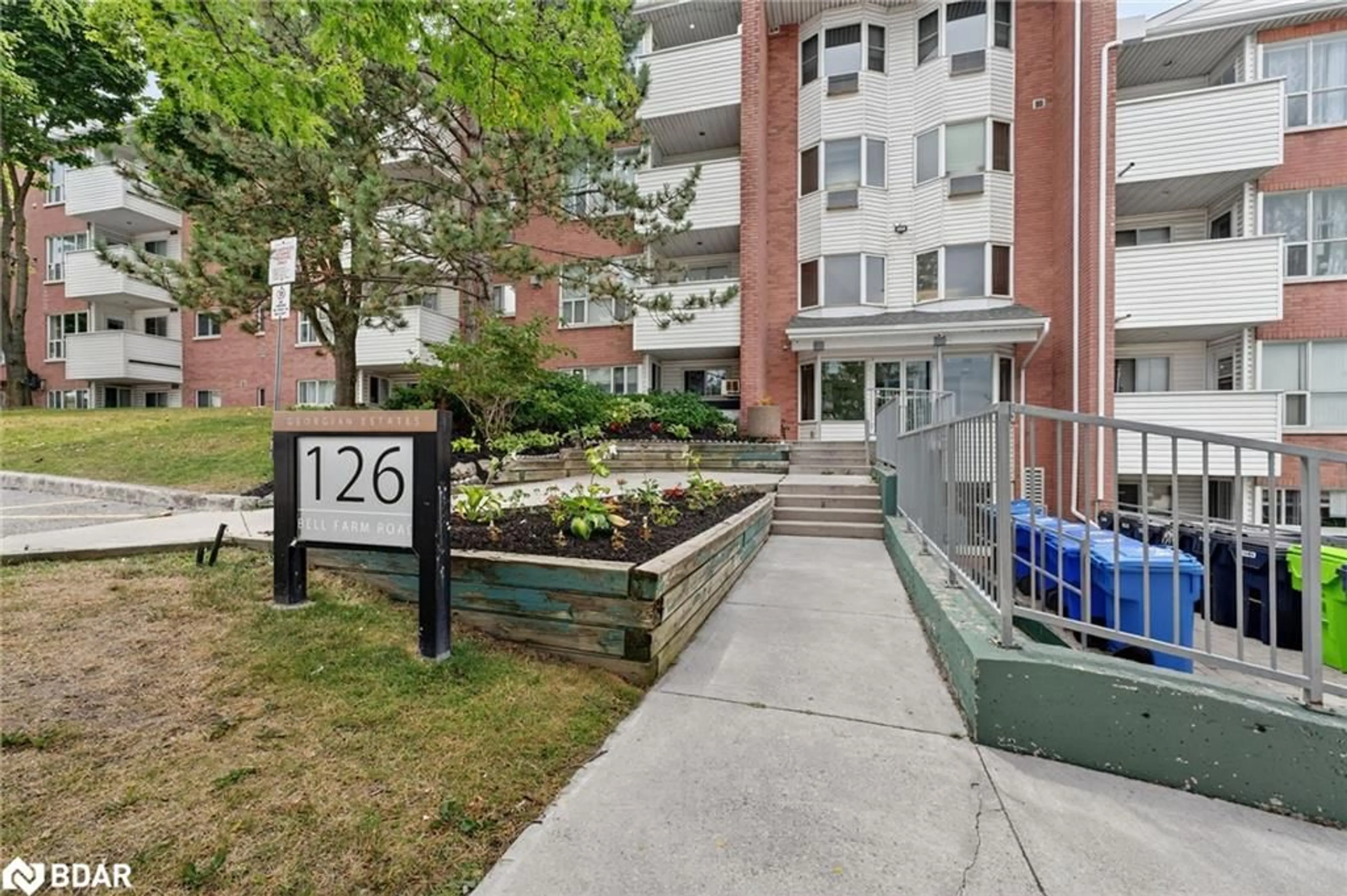 Patio, street for 126 Bell Farm Rd #B08, Barrie Ontario L4M 6J3