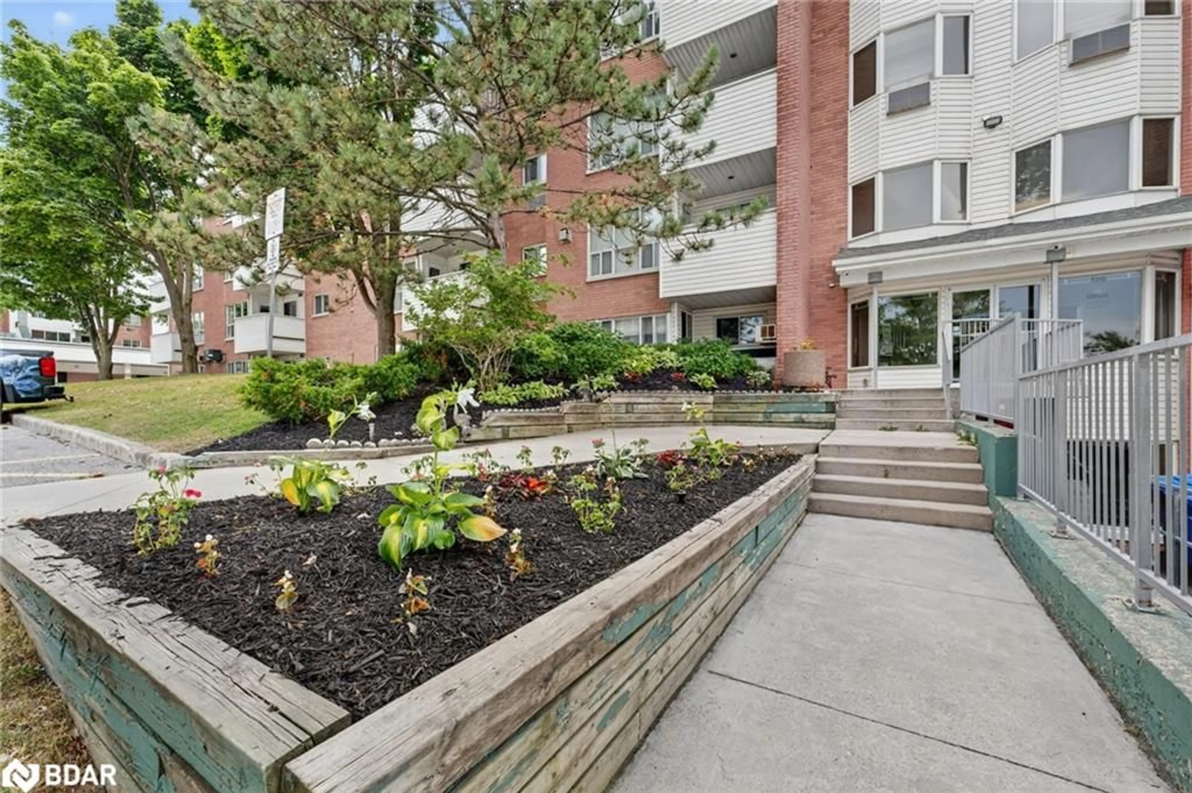 Patio, street for 126 Bell Farm Rd #B08, Barrie Ontario L4M 6J3
